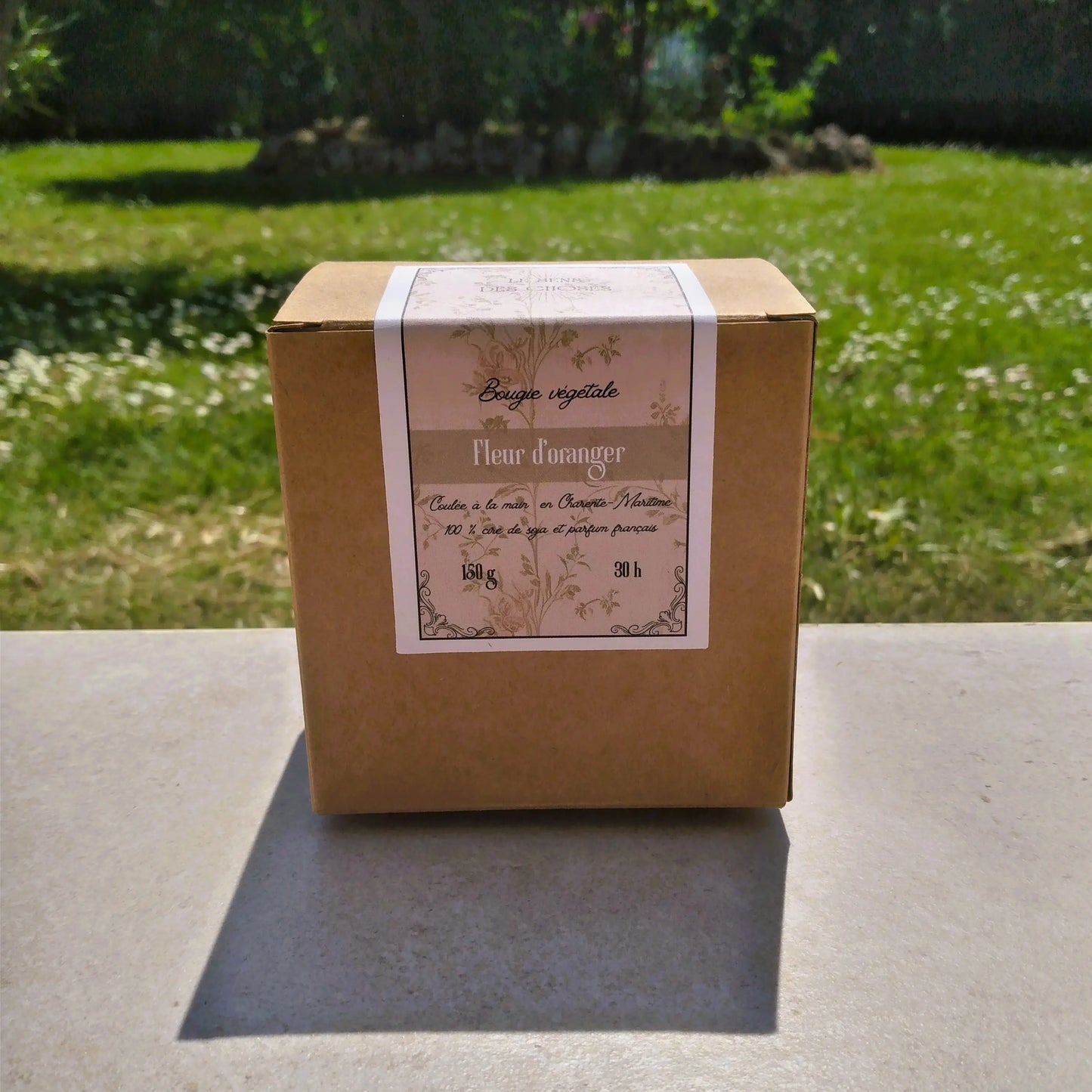 Image de bougie parfumée à la fleur d'oranger | Le sens des choses, boutique en ligne de produits artisanaux, naturels et écoresponsables, fabriqués en France ou en Europe : savons artisanaux, bougies parfumées, accessoires zéro déchet.
