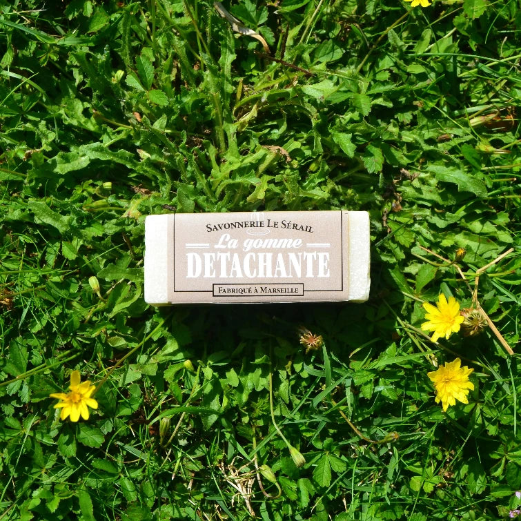 Image de gomme détachante naturelle au véritable savon de Marseille | Le sens des choses, boutique en ligne de produits artisanaux, naturels et écoresponsables, fabriqués en France ou en Europe : savons artisanaux, bougies parfumées, accessoires zéro déchet.