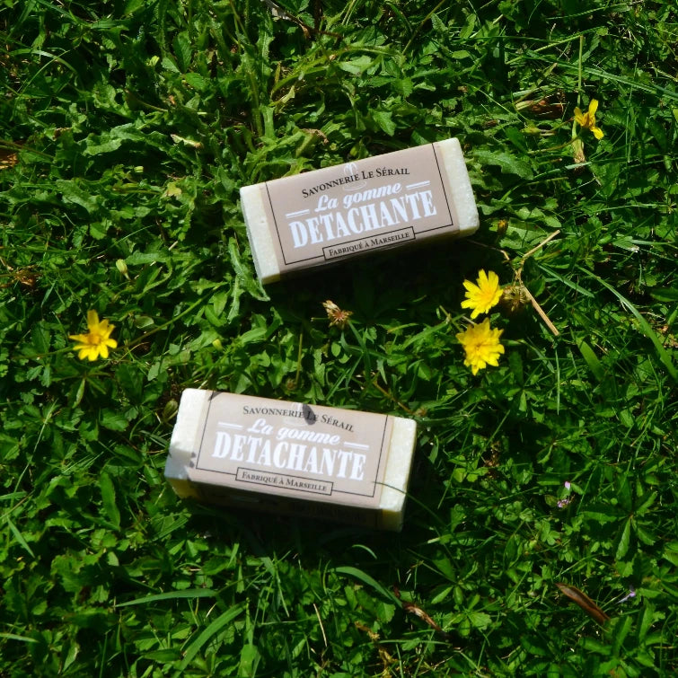 Image de gomme détachante naturelle au véritable savon de Marseille | Le sens des choses, boutique en ligne de produits artisanaux, naturels et écoresponsables, fabriqués en France ou en Europe : savons artisanaux, bougies parfumées, accessoires zéro déchet.