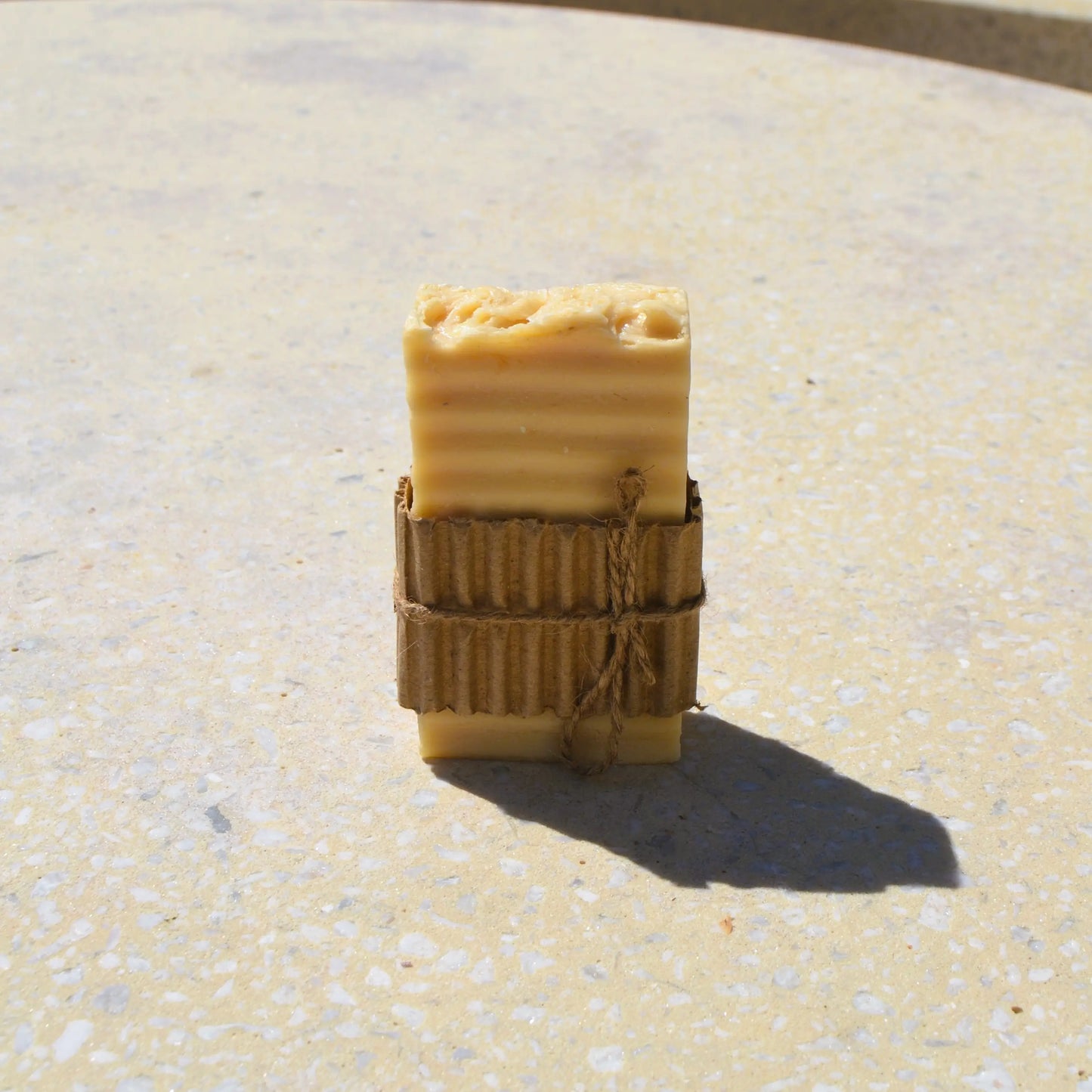 Image de Savon naturel au lait de chèvre hydratant et nourrissant | Le sens des choses — boutique artisanale de savons et bougies parfumées naturels fabriqués en France