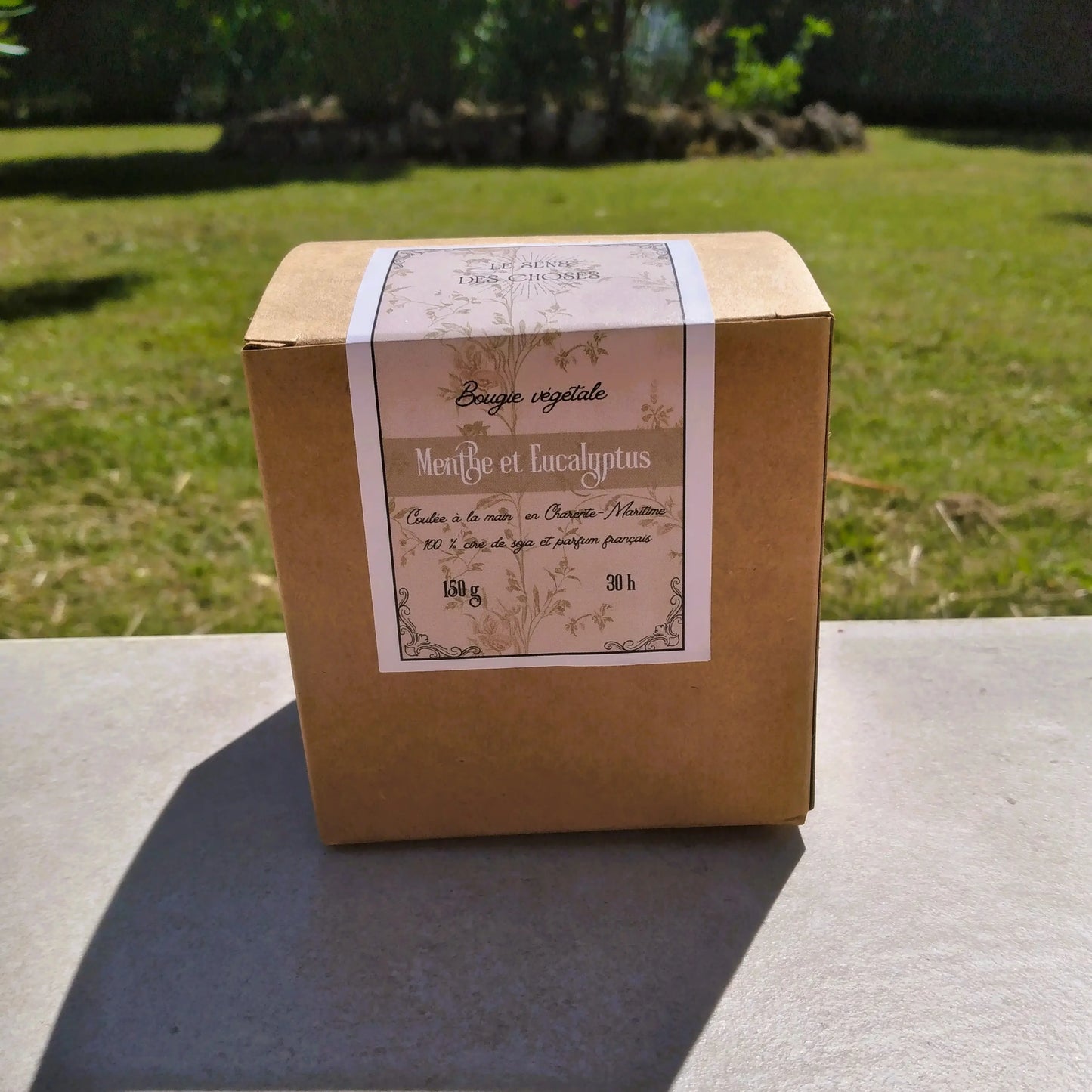 Image de bougie parfumée à la menthe et eucalyptus | Le sens des choses, boutique en ligne de produits artisanaux, naturels et écoresponsables, fabriqués en France ou en Europe : savons artisanaux, bougies parfumées, accessoires zéro déchet.