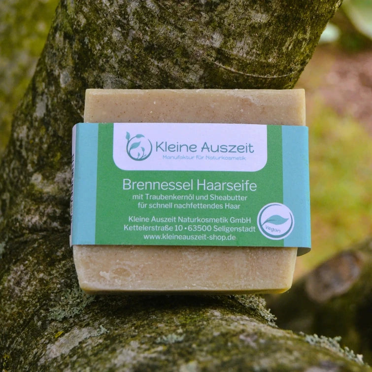 Image de shampooing à l'ortie — cheveux gras et sensibles | Le sens des choses, boutique en ligne de produits artisanaux, naturels et écoresponsables, fabriqués en France ou en Europe : savons artisanaux, bougies parfumées, accessoires zéro déchet.