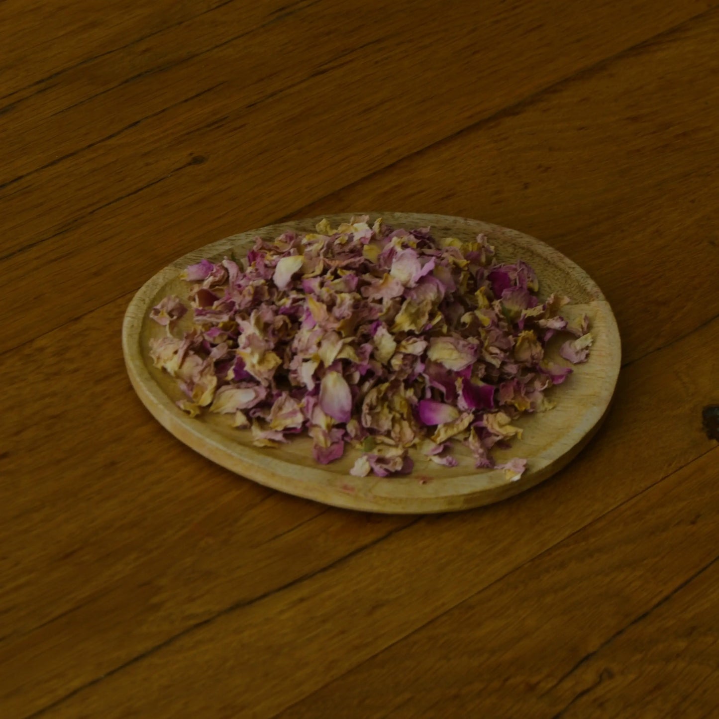 Image de pétales de rose de Damas séchés (Rosa Damascena) | Le sens des choses, boutique en ligne de produits artisanaux, naturels et écoresponsables, fabriqués en France ou en Europe : savons artisanaux, bougies parfumées, accessoires zéro déchet.