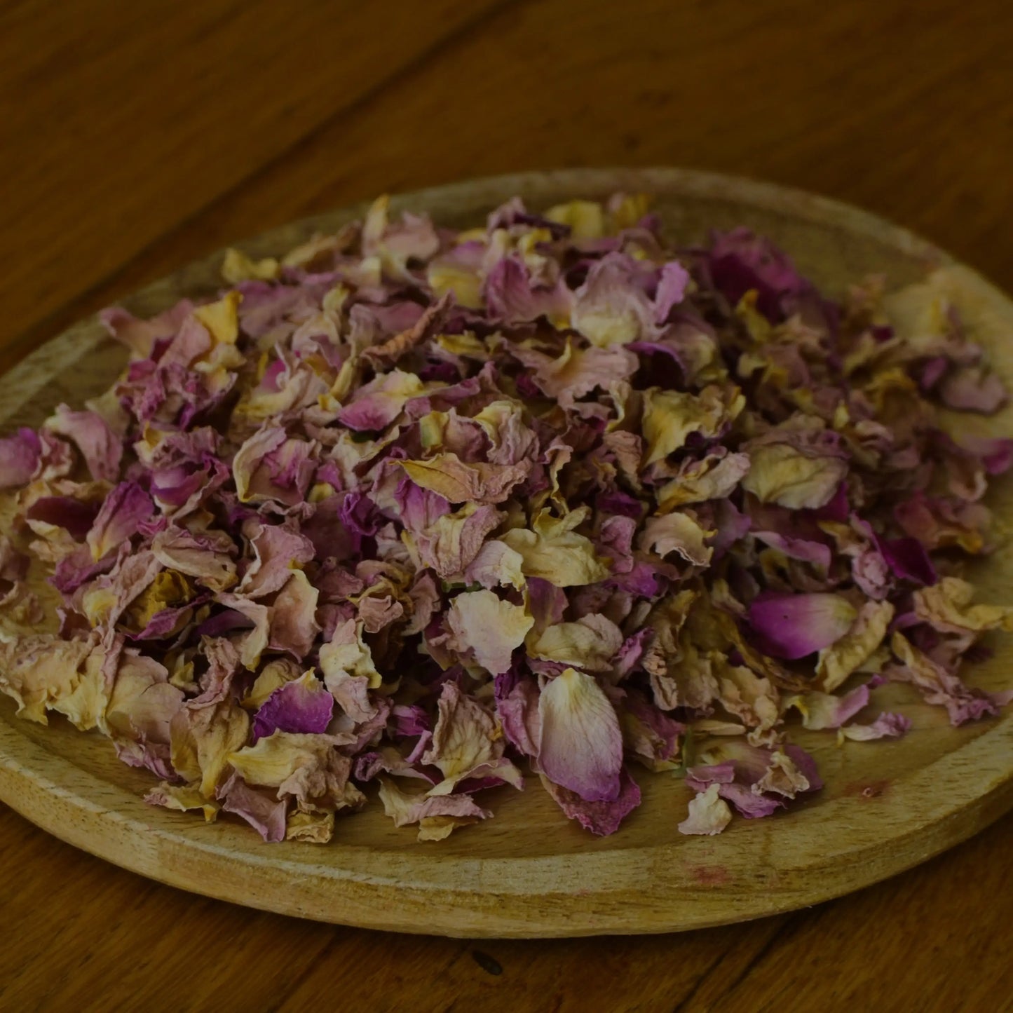 Image de pétales de rose de Damas séchés (Rosa Damascena) | Le sens des choses, boutique en ligne de produits artisanaux, naturels et écoresponsables, fabriqués en France ou en Europe : savons artisanaux, bougies parfumées, accessoires zéro déchet.