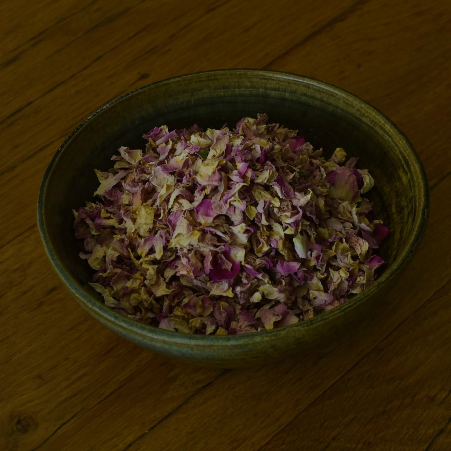 Image de pétales de rose de Damas séchés (Rosa Damascena) | Le sens des choses, boutique en ligne de produits artisanaux, naturels et écoresponsables, fabriqués en France ou en Europe : savons artisanaux, bougies parfumées, accessoires zéro déchet.
