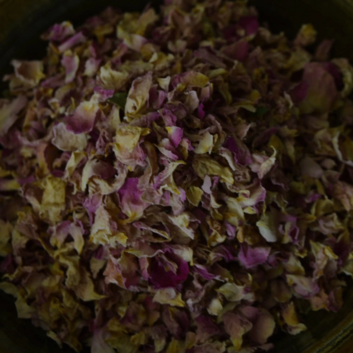 Image de pétales de rose de Damas séchés (Rosa Damascena) | Le sens des choses, boutique en ligne de produits artisanaux, naturels et écoresponsables, fabriqués en France ou en Europe : savons artisanaux, bougies parfumées, accessoires zéro déchet.