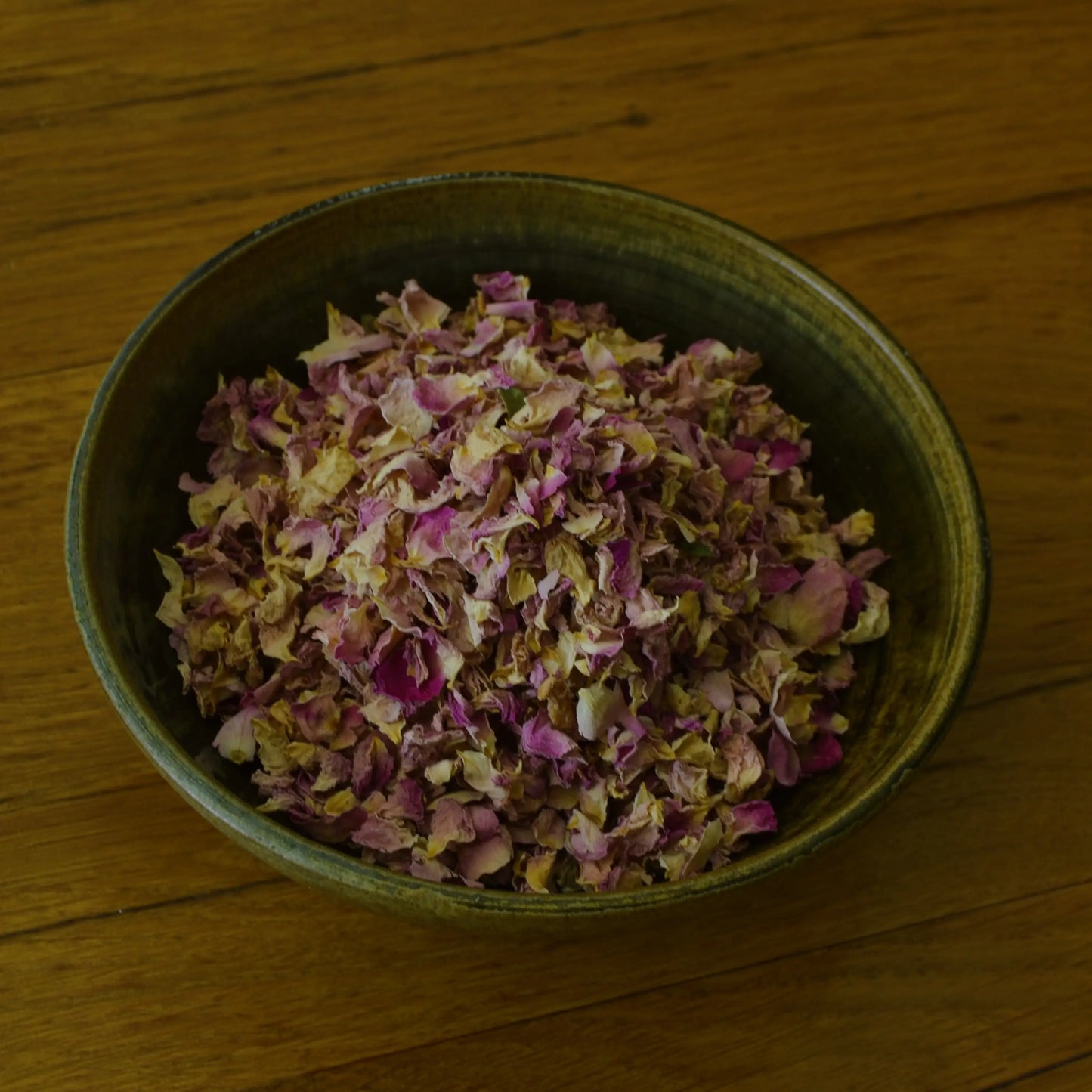 Image de pétales de rose de Damas séchés (Rosa Damascena) | Le sens des choses, boutique en ligne de produits artisanaux, naturels et écoresponsables, fabriqués en France ou en Europe : savons artisanaux, bougies parfumées, accessoires zéro déchet.