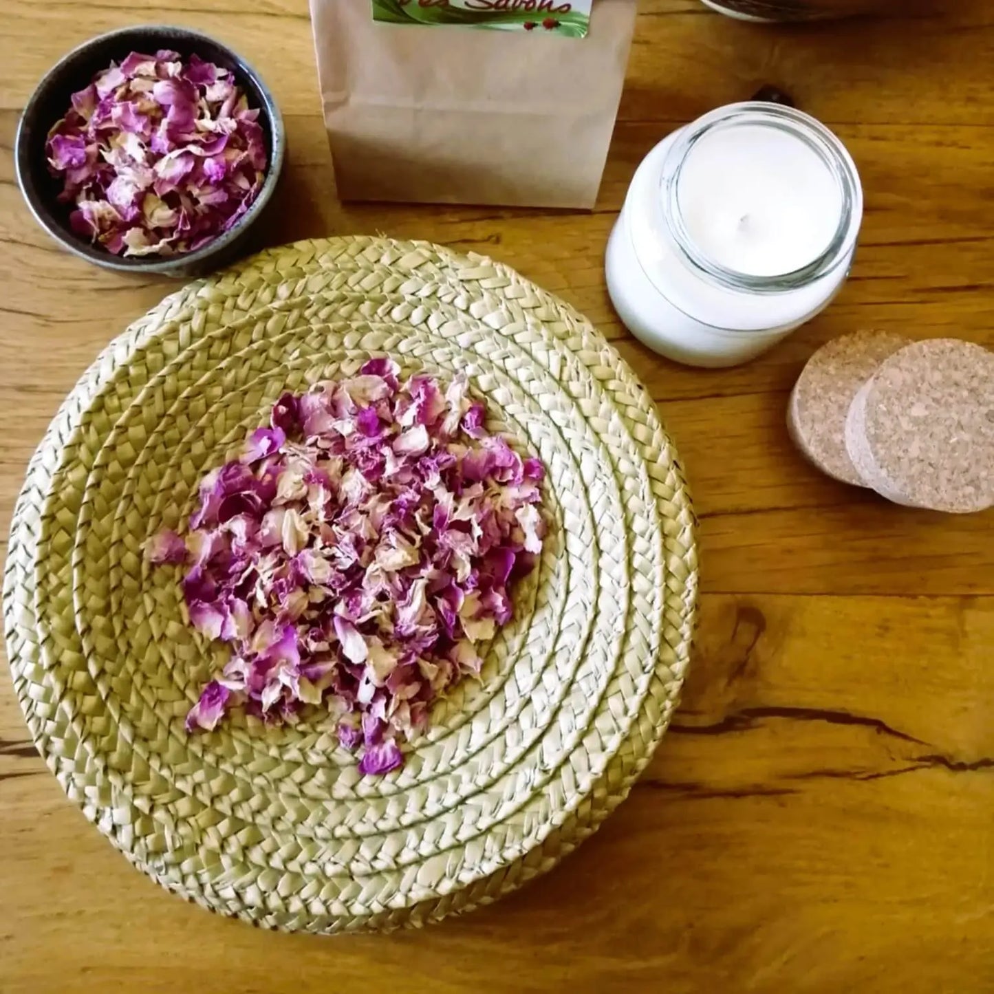 pétales de rose de Damas séchés | Le sens des choses, boutique en ligne de produits artisanaux, naturels et écoresponsables fabriqués en France ou en Europe.