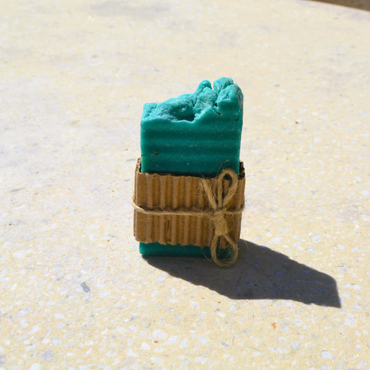 Image de Savon artisanal à la pierre ponce exfoliant et purifiant | Le sens des choses — boutique artisanale de savons et bougies parfumées naturels fabriqués en France