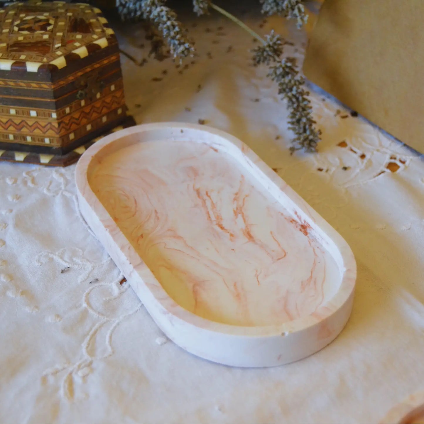 Iris — Plateau en jesmonite marbrée terracotta – Création artisanale | Le sens des choses – Boutique de bougies parfumées végétales, décorations et savons