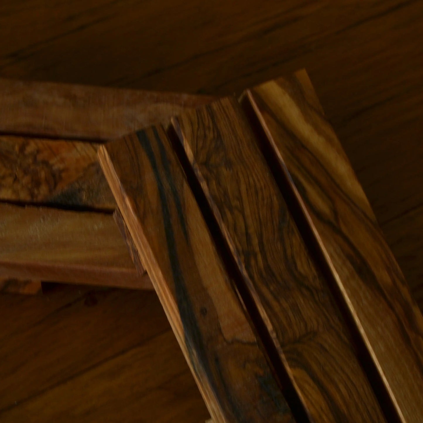 Image de Porte-savon palette en bois d’olivier artisanal | Le sens des choses – boutique artisanale de savons et bougies parfumées naturels fabriqués en France