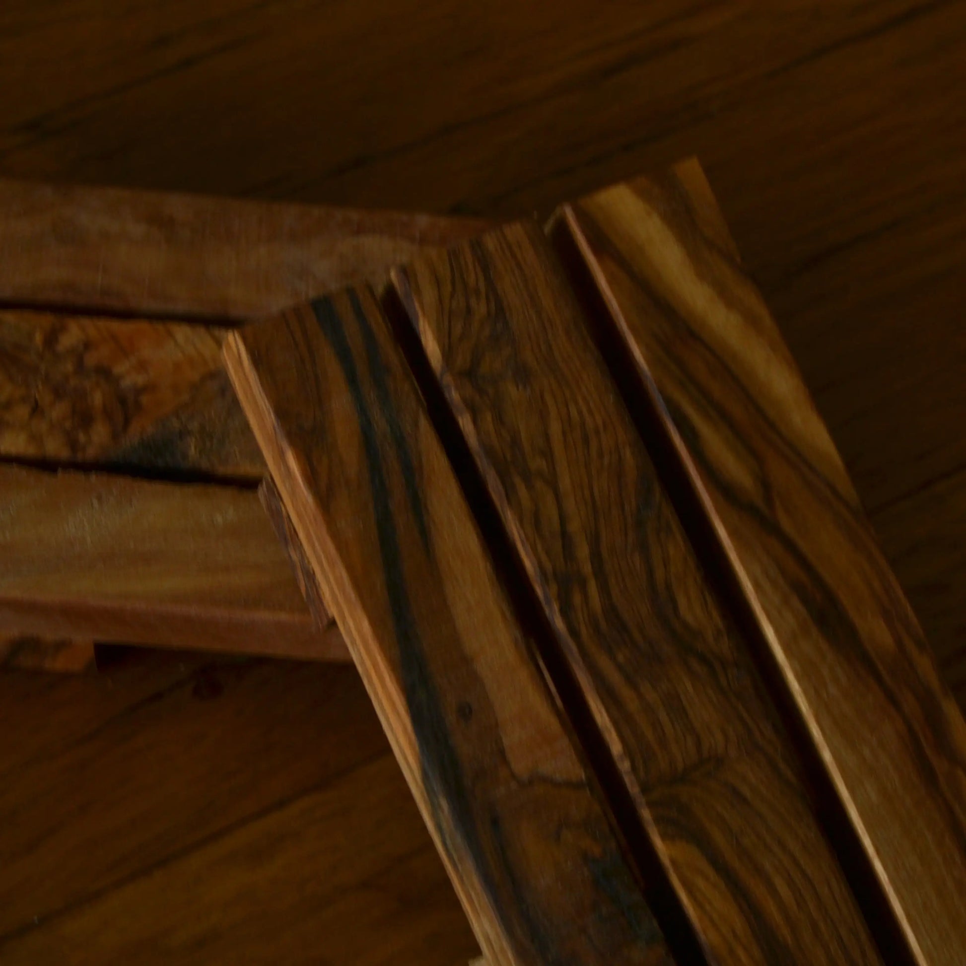 Image de Porte-savon palette en bois d’olivier artisanal | Le sens des choses — boutique artisanale de savons et bougies parfumées naturels fabriqués en France