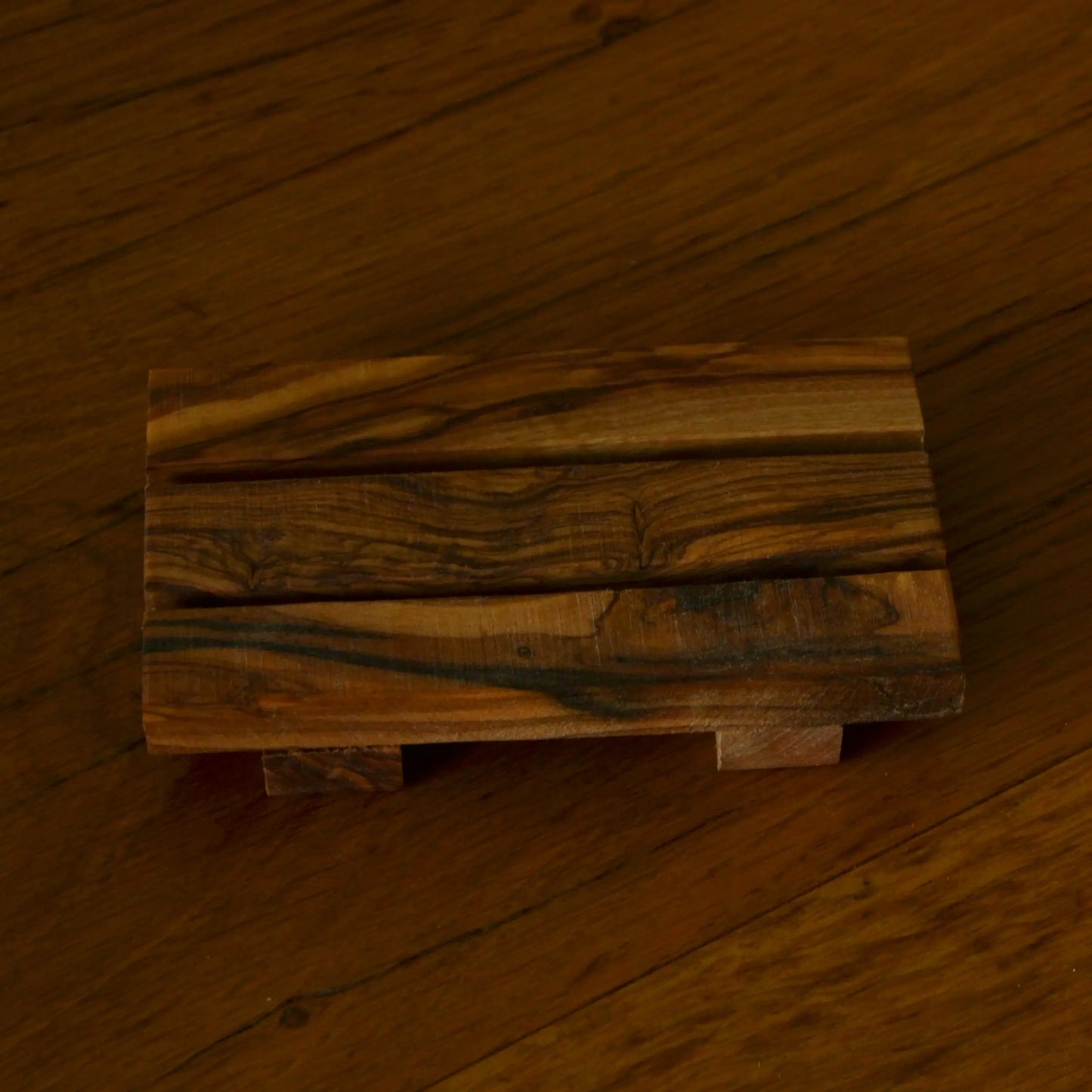 Image de Porte-savon palette en bois d’olivier artisanal | Le sens des choses – boutique artisanale de savons et bougies parfumées naturels fabriqués en France