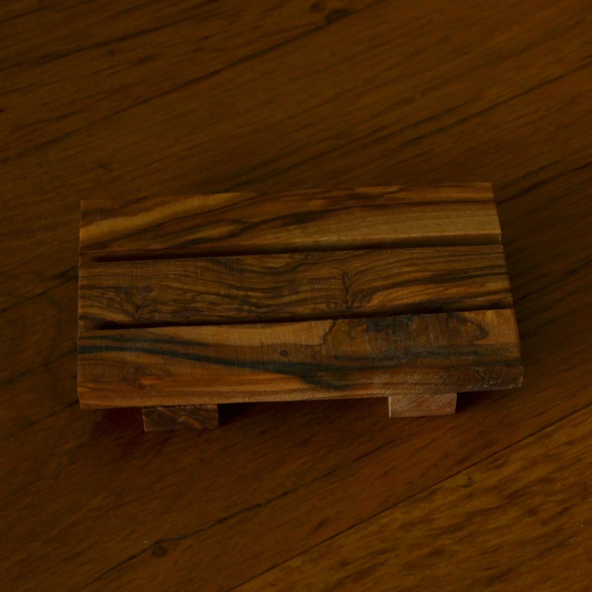 Image de Porte-savon palette en bois d’olivier artisanal | Le sens des choses — boutique artisanale de savons et bougies parfumées naturels fabriqués en France