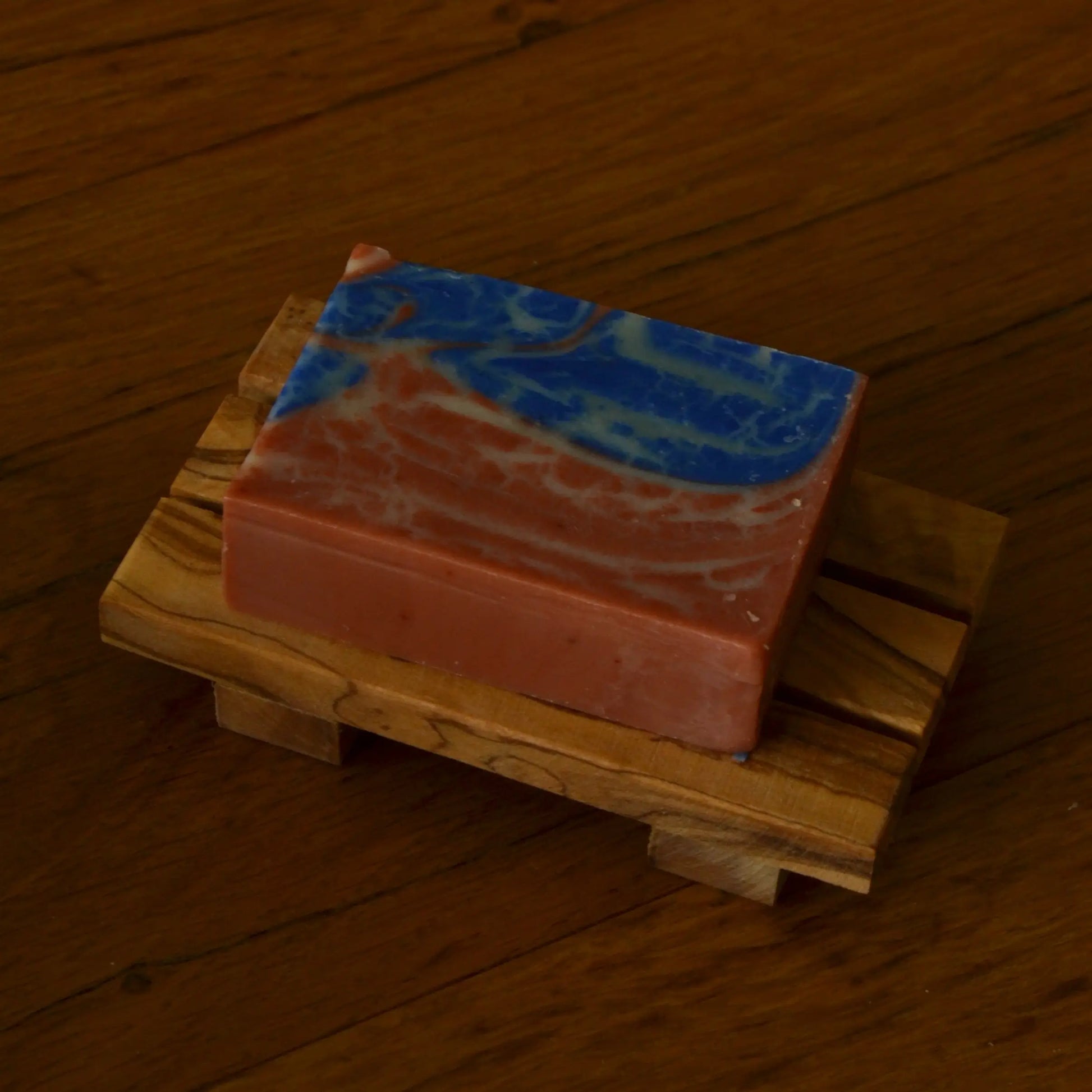 Image de Porte-savon palette en bois d’olivier artisanal | Le sens des choses — boutique artisanale de savons et bougies parfumées naturels fabriqués en France