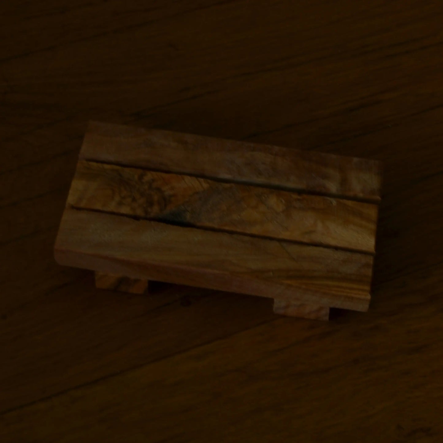 Image de Porte-savon palette en bois d’olivier artisanal | Le sens des choses – boutique artisanale de savons et bougies parfumées naturels fabriqués en France