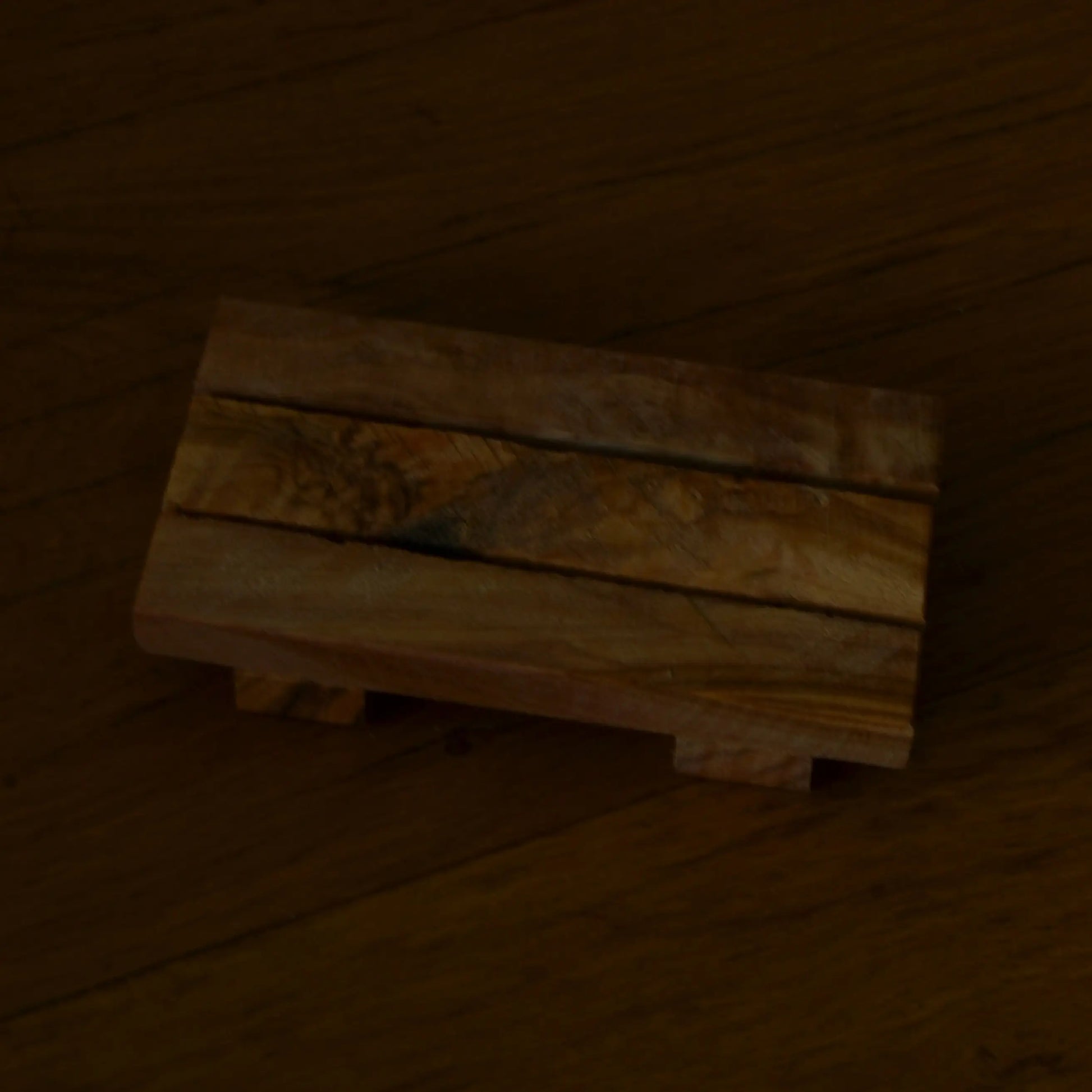 Image de Porte-savon palette en bois d’olivier artisanal | Le sens des choses — boutique artisanale de savons et bougies parfumées naturels fabriqués en France