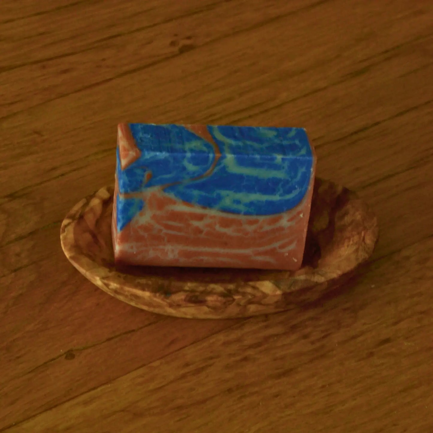 Porte-savon oval en bois d’olivier artisanal – Création artisanale | Le sens des choses – Boutique de bougies parfumées végétales, décorations et savons