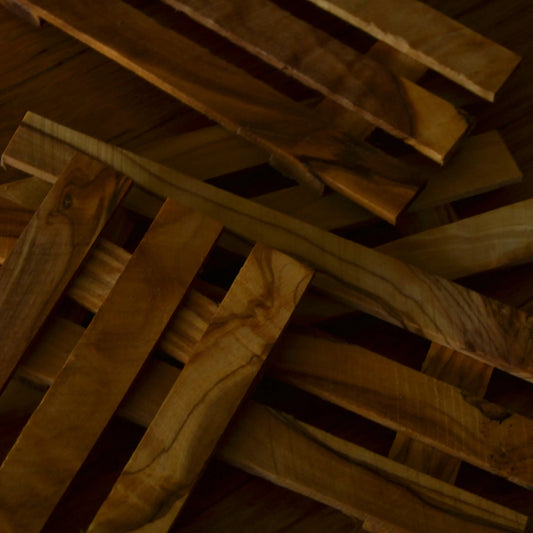 Image de Porte-savon palette en bois d’olivier artisanal | Le sens des choses — boutique artisanale de savons et bougies parfumées naturels fabriqués en France