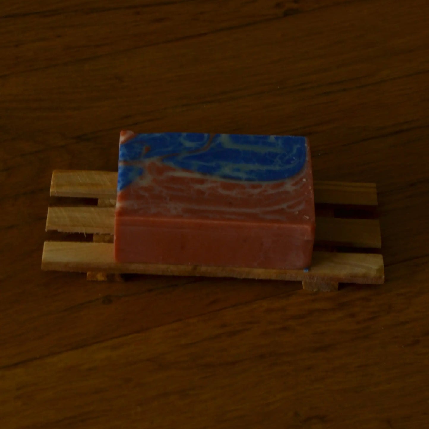 Image de Porte-savon palette en bois d’olivier artisanal | Le sens des choses – boutique artisanale de savons et bougies parfumées naturels fabriqués en France