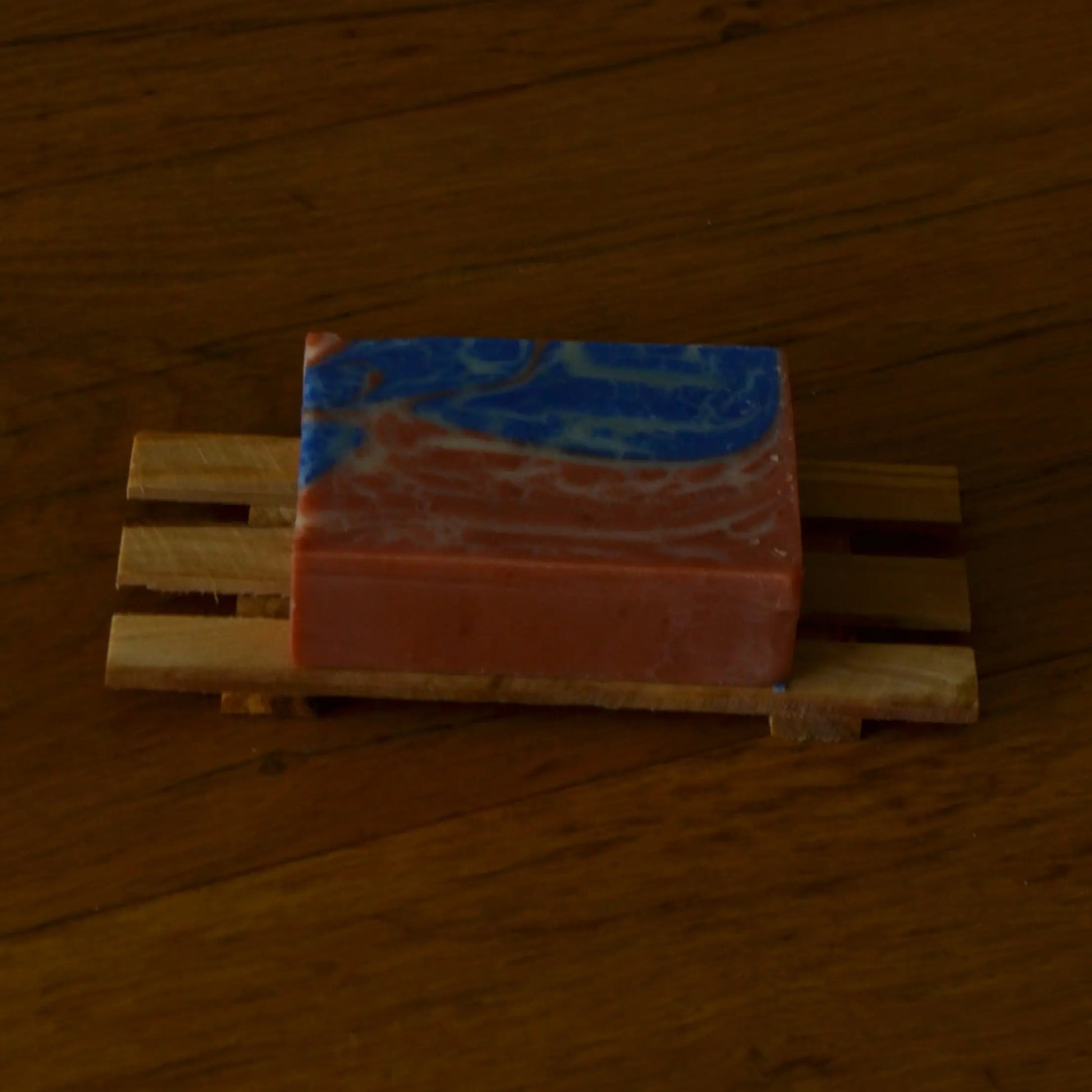 Image de Porte-savon palette en bois d’olivier artisanal | Le sens des choses — boutique artisanale de savons et bougies parfumées naturels fabriqués en France