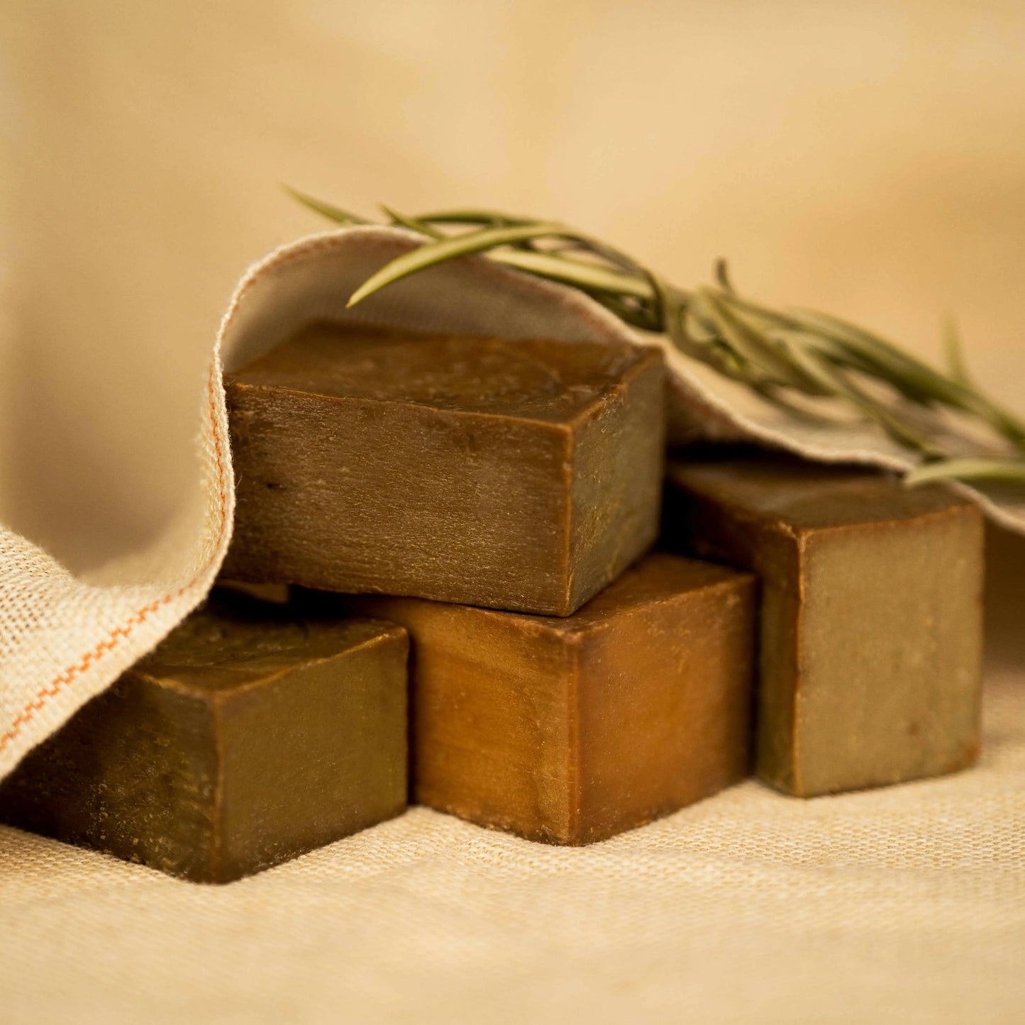 Image de Savon d'Alep traditionnel, naturel et solidaire | Le sens des choses – boutique artisanale de savons et bougies parfumées naturels fabriqués en France