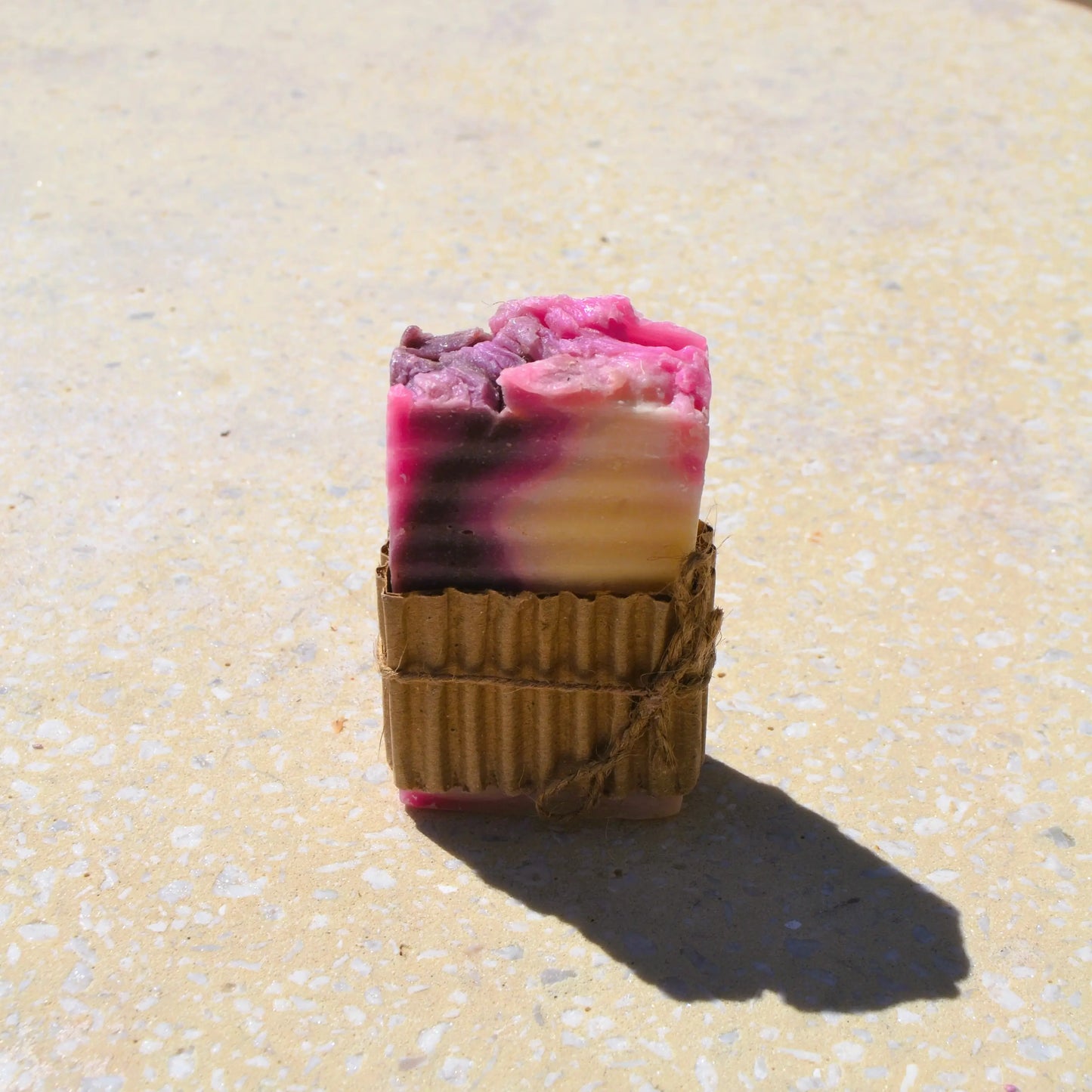savon à la rose musquée et centella asiatica — apaisant & régénérant | Le sens des choses, boutique en ligne de produits artisanaux, naturels et écoresponsables fabriqués en France ou en Europe.