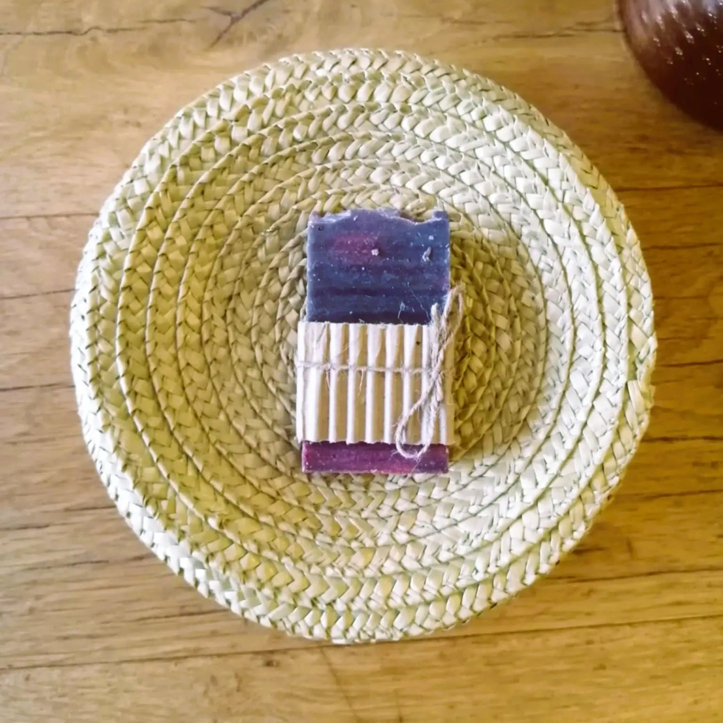 savon à l’argile rouge — purifiant & tonifiant | Le sens des choses, boutique en ligne de produits artisanaux, naturels et écoresponsables fabriqués en France ou en Europe.