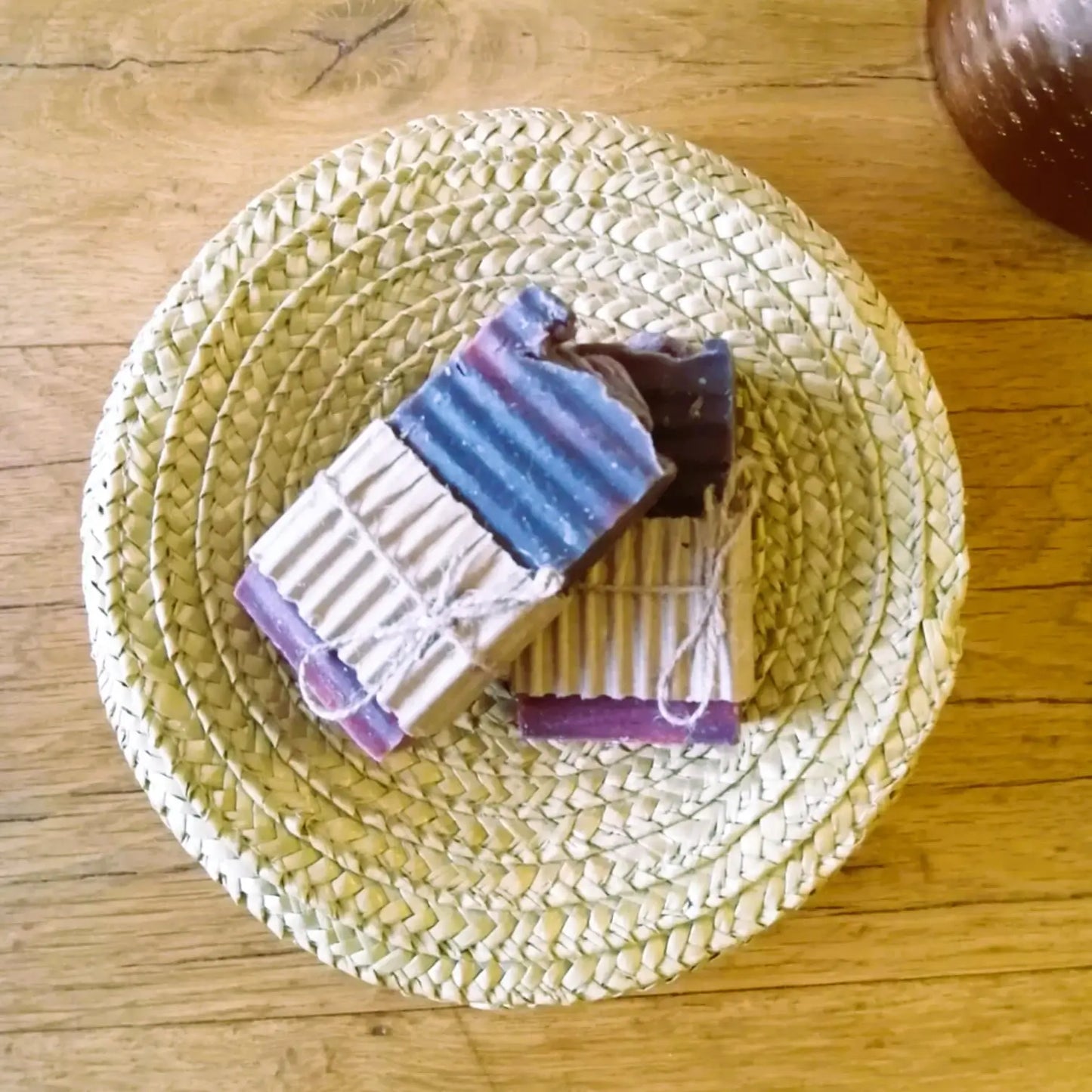 savon à l’argile rouge — purifiant & tonifiant | Le sens des choses, boutique en ligne de produits artisanaux, naturels et écoresponsables fabriqués en France ou en Europe.