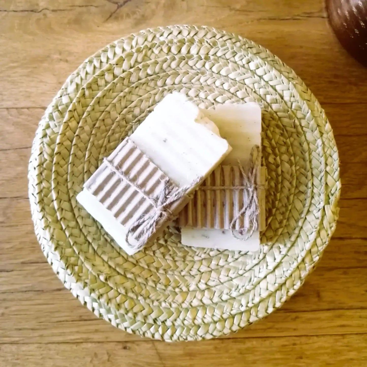 savon à l’arnica — apaisant & réparateur | Le sens des choses, boutique en ligne de produits artisanaux, naturels et écoresponsables fabriqués en France ou en Europe.