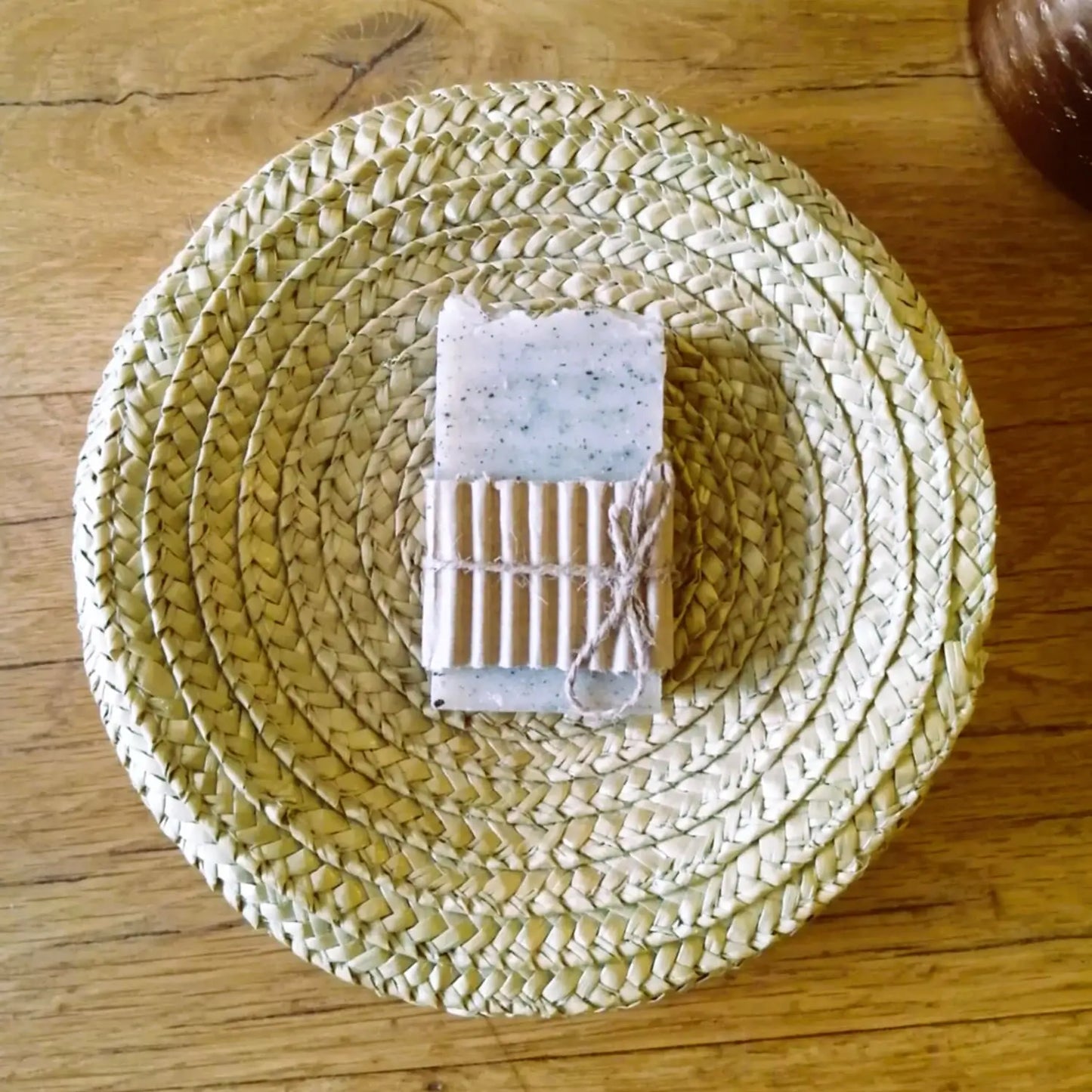 Image de Savon artisanal à l’avoine apaisant et exfoliant | Le sens des choses – boutique artisanale éthique de bougies parfumées et savons naturels fabriqués en France