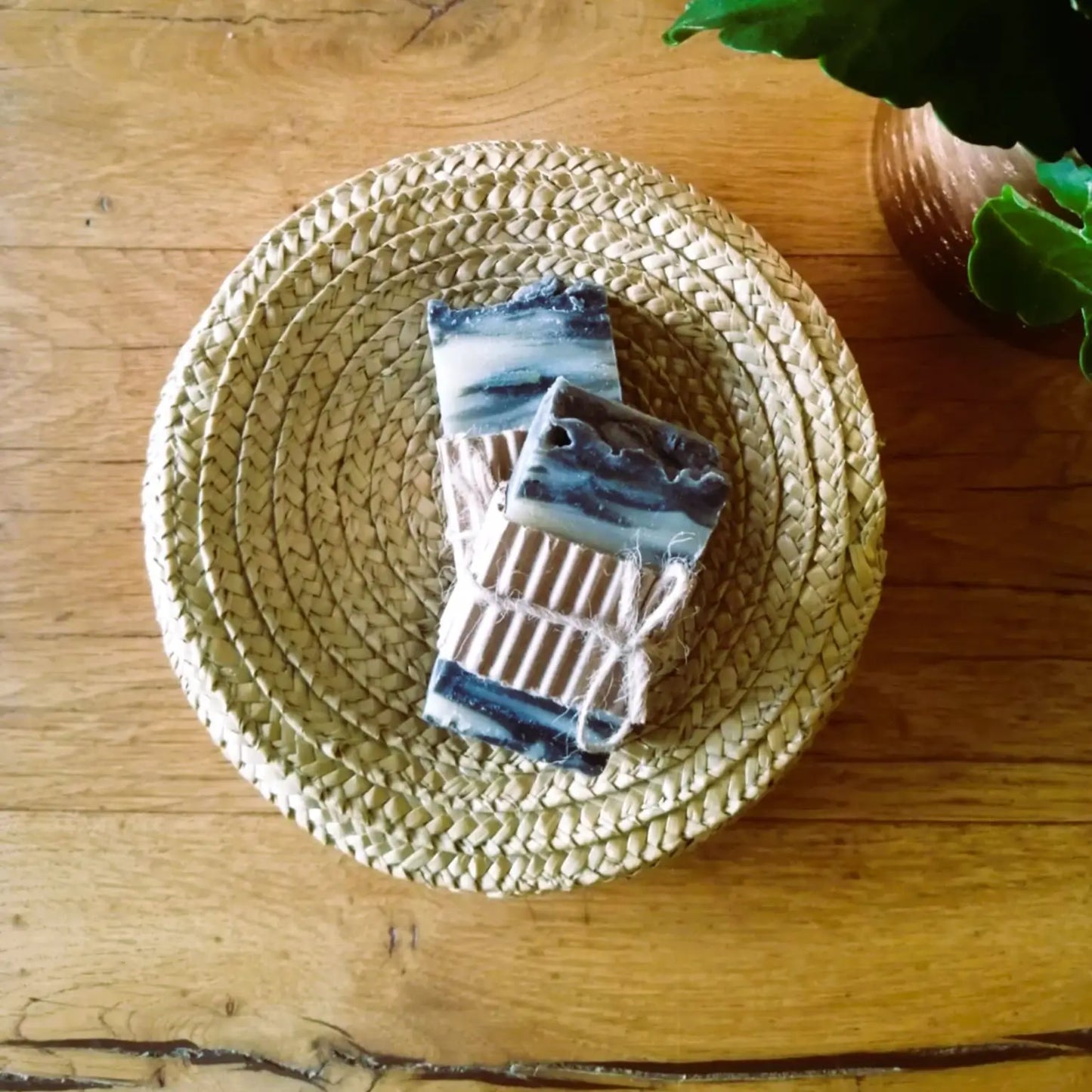 savon à la boue marine — revitalisant et détoxifiant | Le sens des choses, boutique en ligne de produits artisanaux, naturels et écoresponsables fabriqués en France ou en Europe.