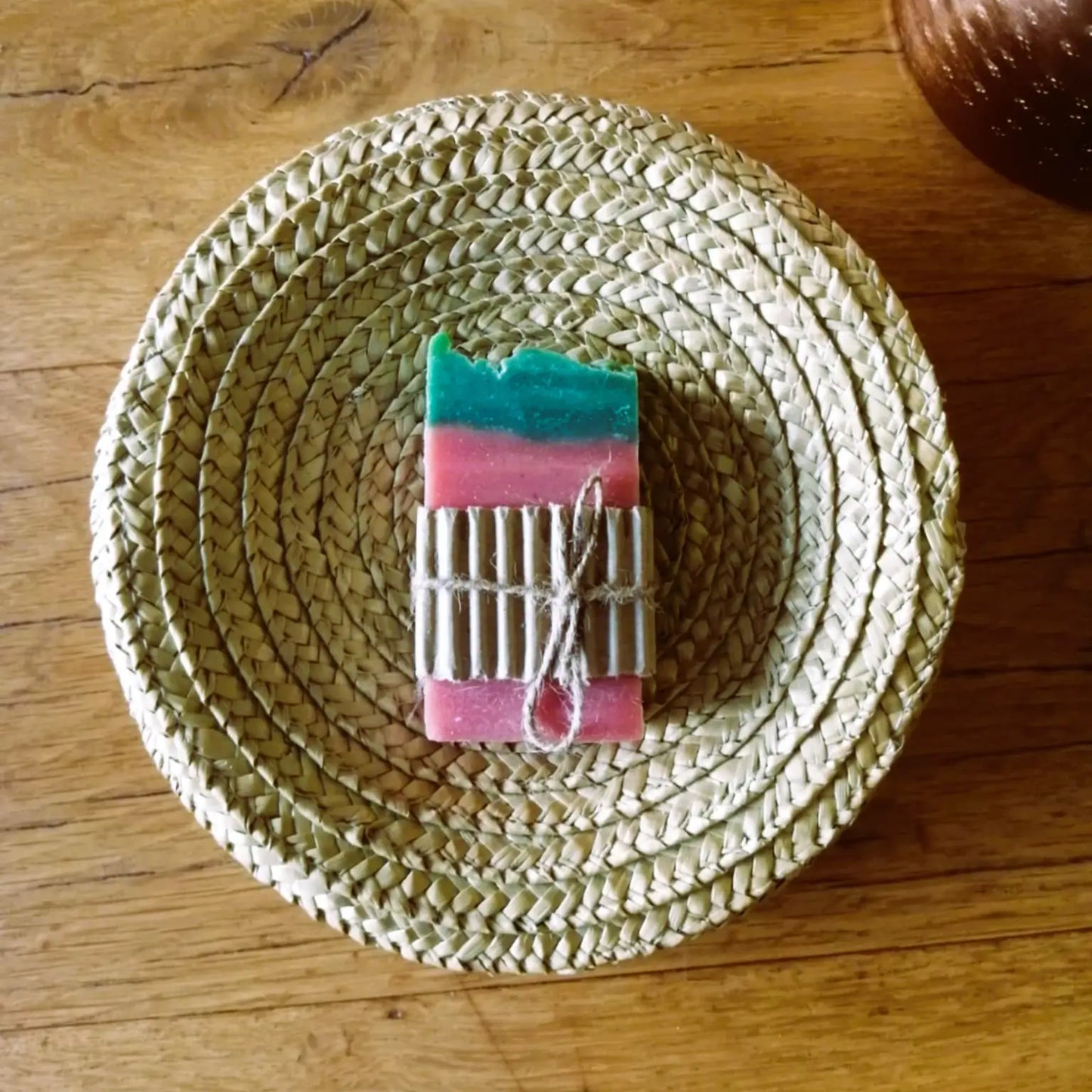 savon à la papaye — éclatant & revitalisant | Le sens des choses, boutique en ligne de produits artisanaux, naturels et écoresponsables fabriqués en France ou en Europe.