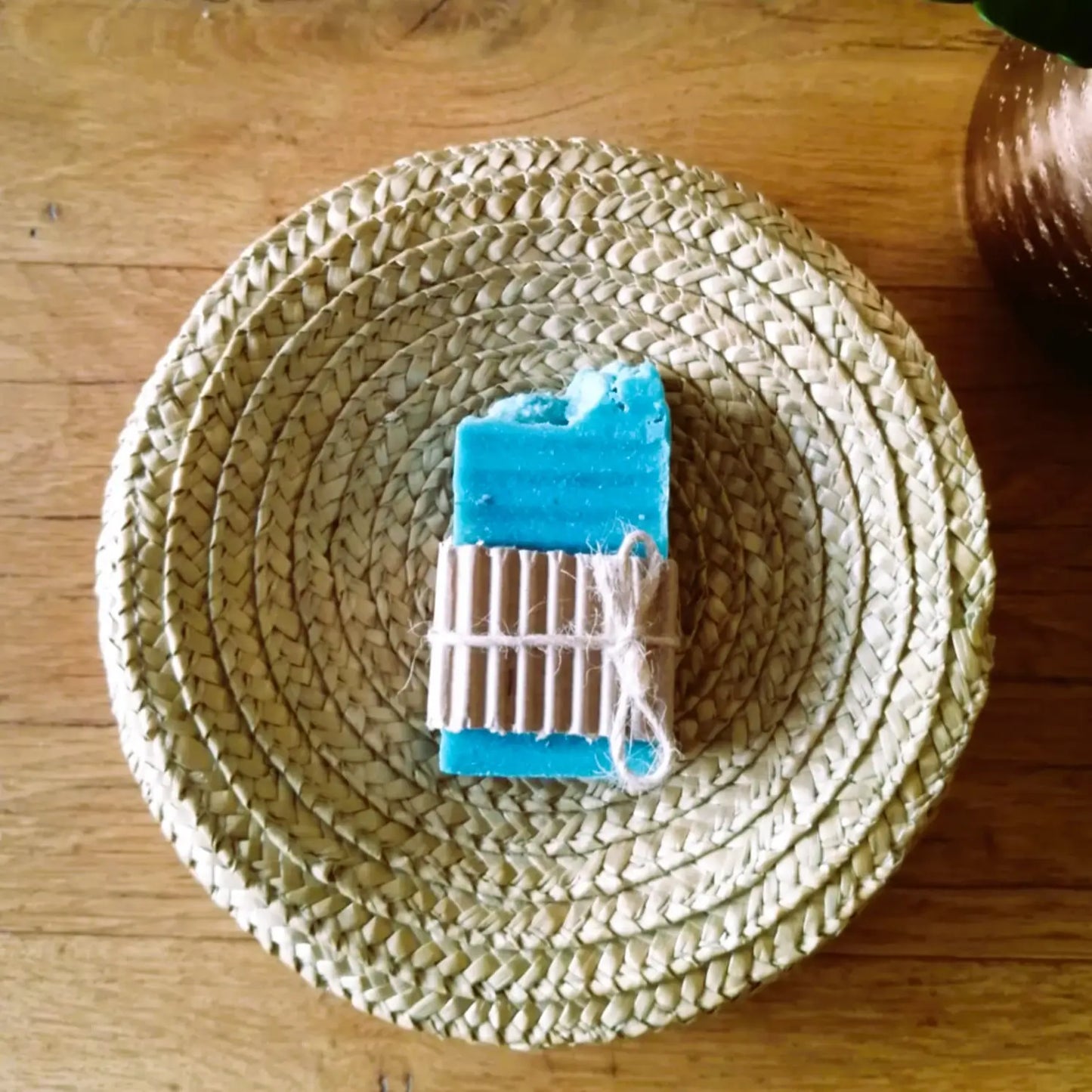 Image de Savon artisanal à la pierre ponce exfoliant et purifiant | Le sens des choses – boutique artisanale éthique de bougies parfumées et savons naturels fabriqués en France