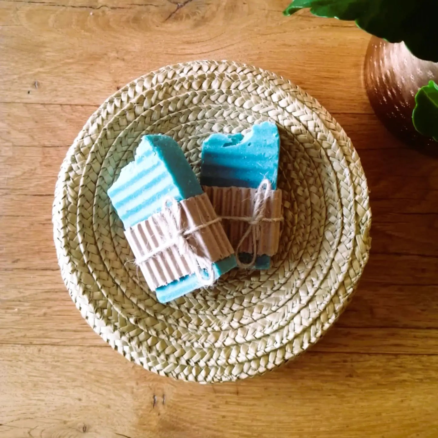 savon à la pierre ponce — exfoliant & purifiant | Le sens des choses, boutique en ligne de produits artisanaux, naturels et écoresponsables fabriqués en France ou en Europe.