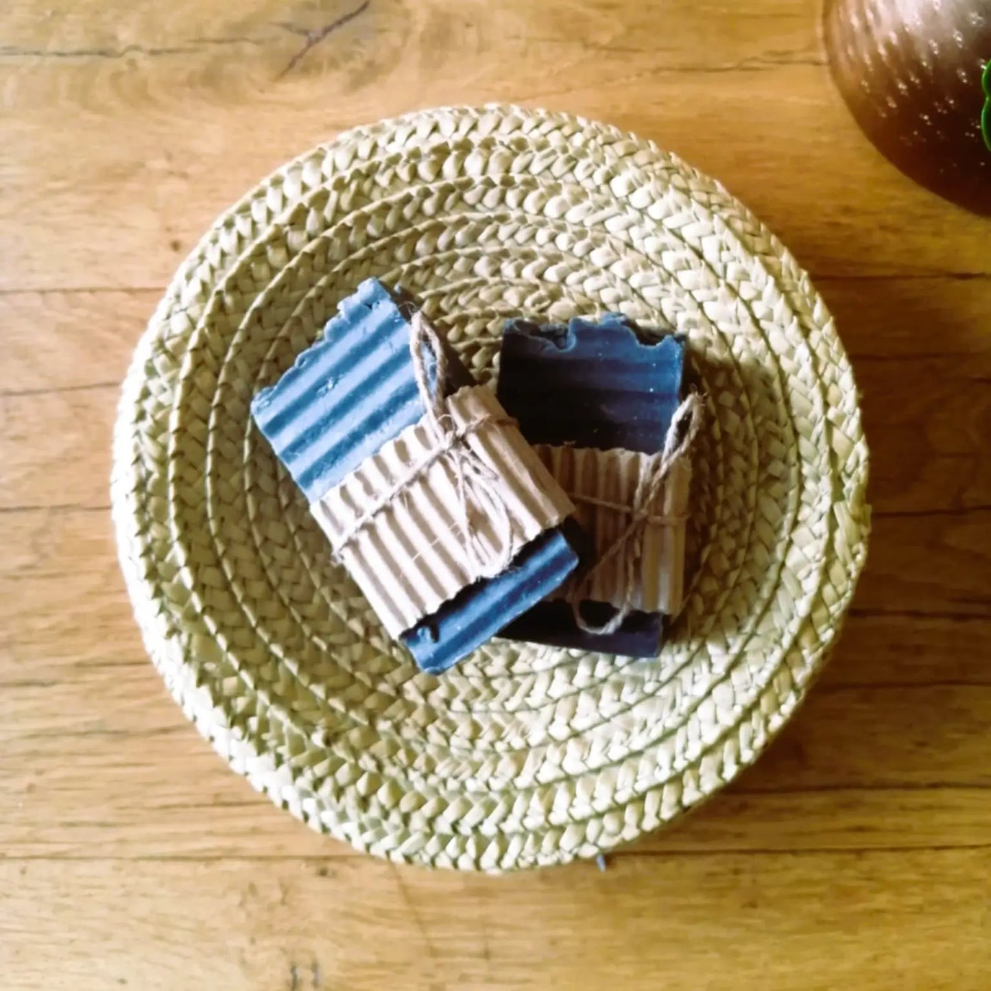 savon au charbon actif — purifiant & détoxifiant | Le sens des choses, boutique en ligne de produits artisanaux, naturels et écoresponsables fabriqués en France ou en Europe.