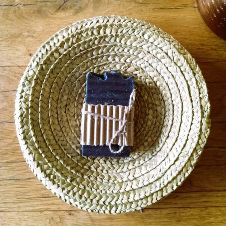 Image de Savon naturel au charbon actif purifiant et détoxifiant | Le sens des choses – boutique artisanale éthique de bougies parfumées et savons naturels fabriqués en France