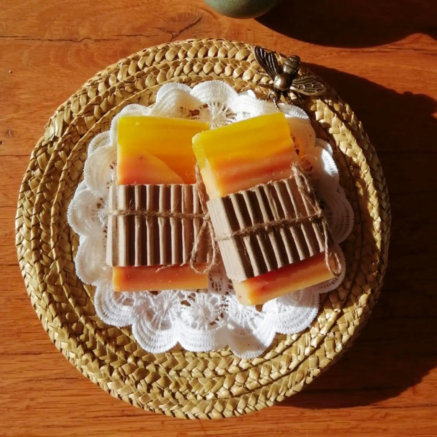 savon au citron — purifiant & équilibrant | Le sens des choses, boutique en ligne de produits artisanaux, naturels et écoresponsables fabriqués en France ou en Europe.