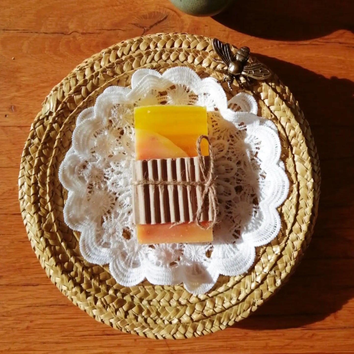 savon au citron — purifiant & équilibrant | Le sens des choses, boutique en ligne de produits artisanaux, naturels et écoresponsables fabriqués en France ou en Europe.