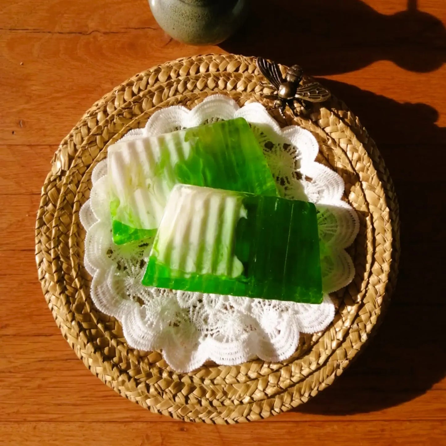 savon végétal au jasmin | Le sens des choses, boutique en ligne de produits artisanaux, naturels et écoresponsables fabriqués en France ou en Europe.