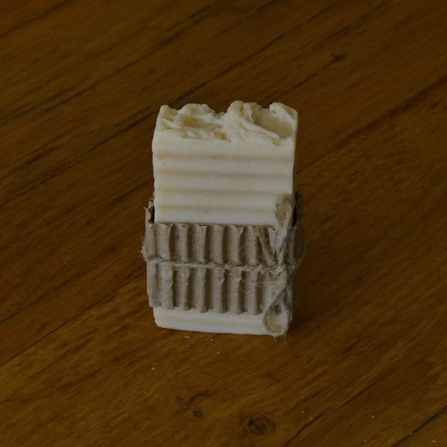 Image de Savon naturel au lait de chèvre hydratant et nourrissant | Le sens des choses — boutique artisanale de savons et bougies parfumées naturels fabriqués en France