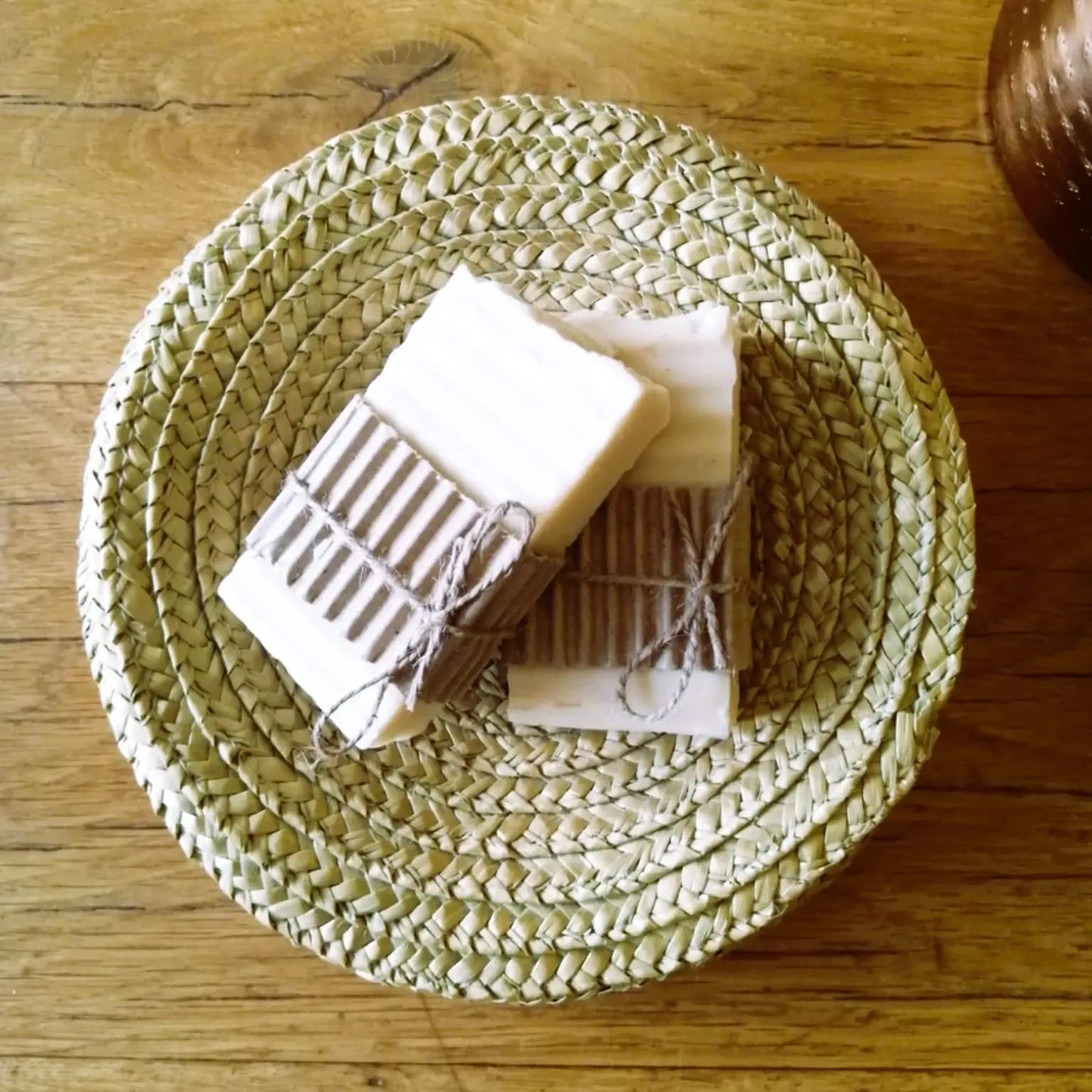 savon au lait de chèvre — hydratant & nourrissant | Le sens des choses, boutique en ligne de produits artisanaux, naturels et écoresponsables fabriqués en France ou en Europe.