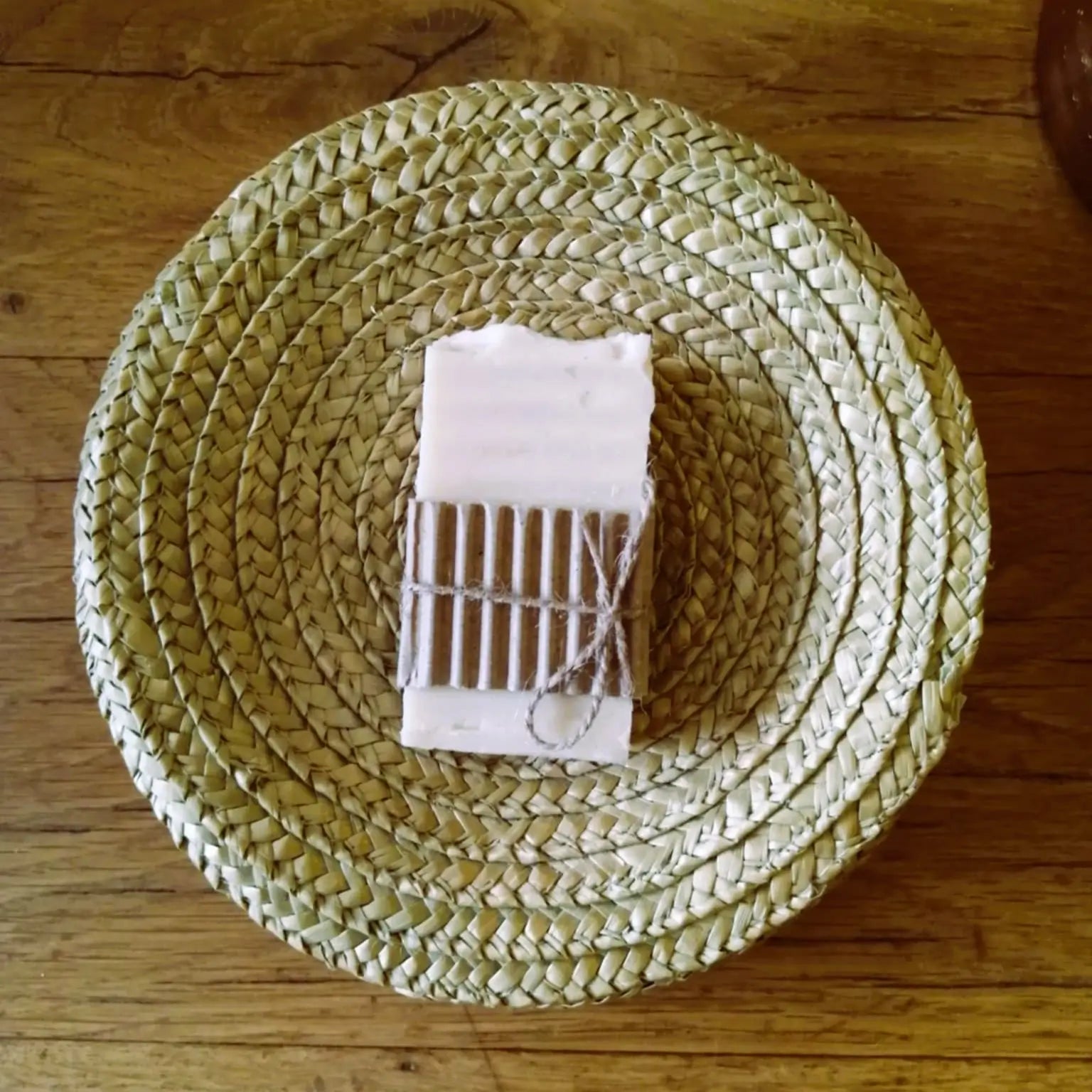 Image de Savon naturel au lait de chèvre hydratant et nourrissant | Le sens des choses — boutique artisanale de savons et bougies parfumées naturels fabriqués en France