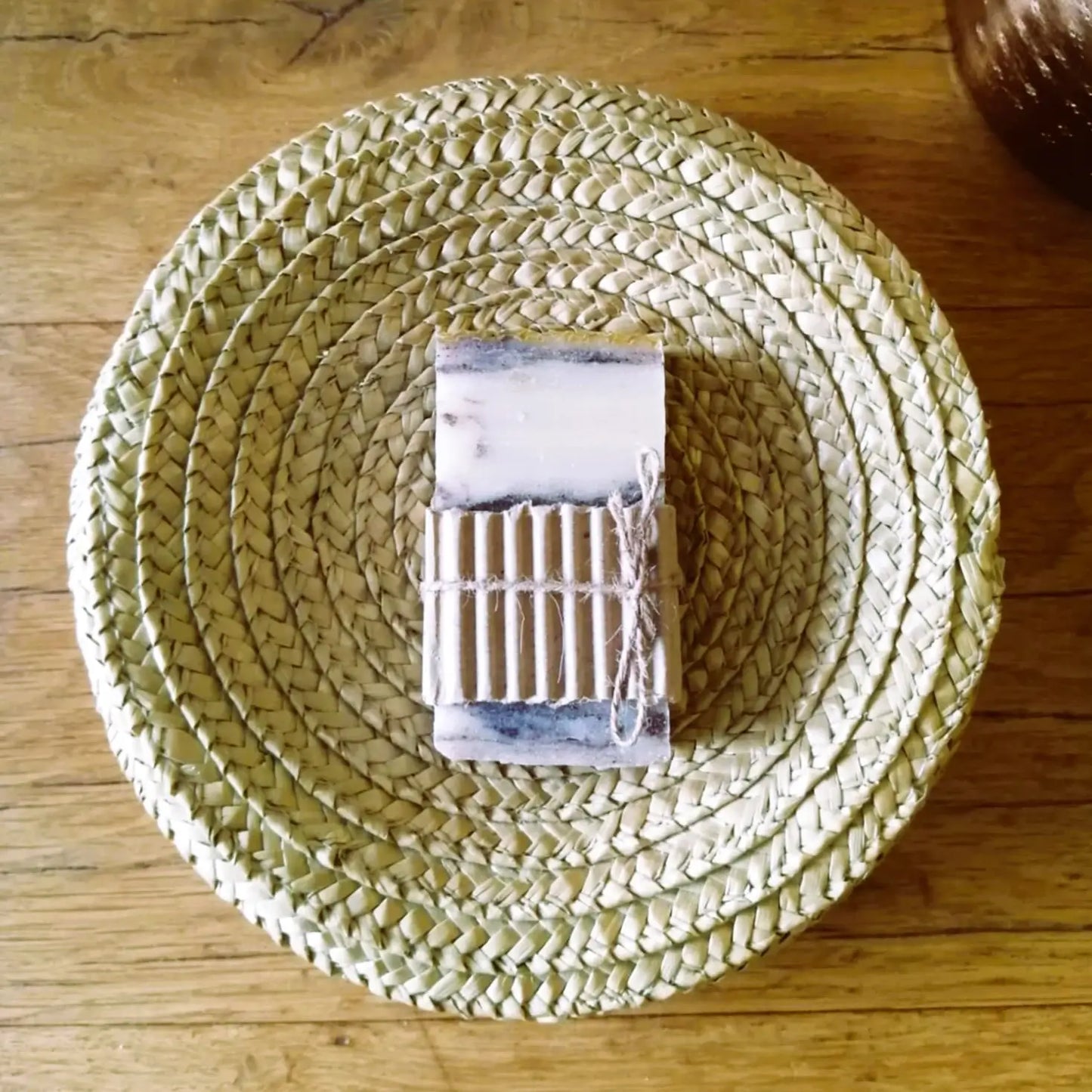 savon au miel et au propolis — éclatant et revitalisant | Le sens des choses, boutique en ligne de produits artisanaux, naturels et écoresponsables fabriqués en France ou en Europe.