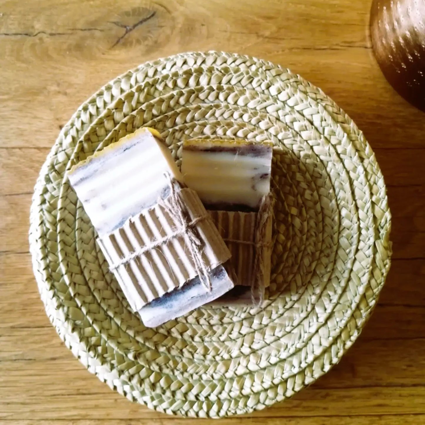 savon au miel et au propolis — éclatant et revitalisant | Le sens des choses, boutique en ligne de produits artisanaux, naturels et écoresponsables fabriqués en France ou en Europe.