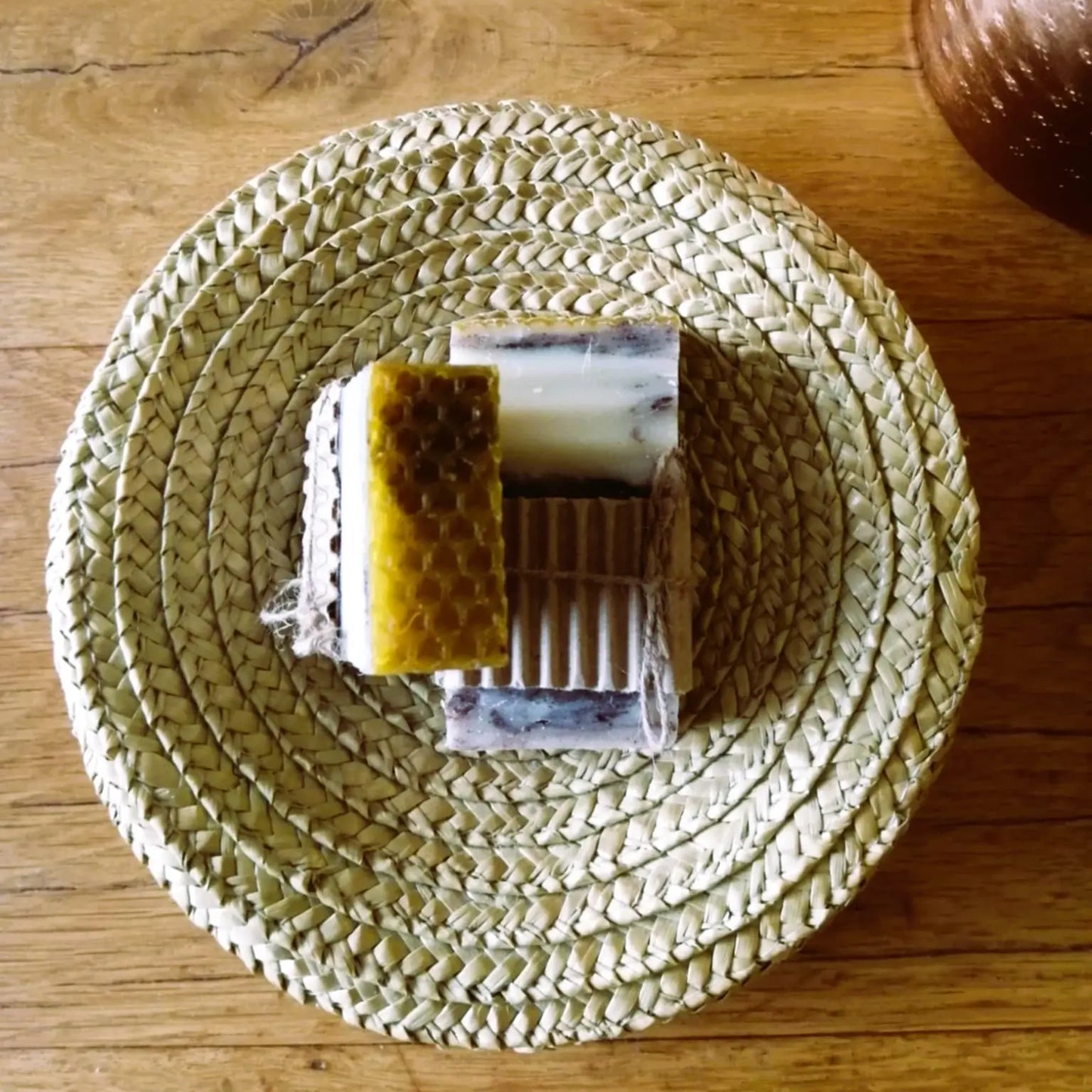 savon au miel et au propolis — éclatant et revitalisant | Le sens des choses, boutique en ligne de produits artisanaux, naturels et écoresponsables fabriqués en France ou en Europe.