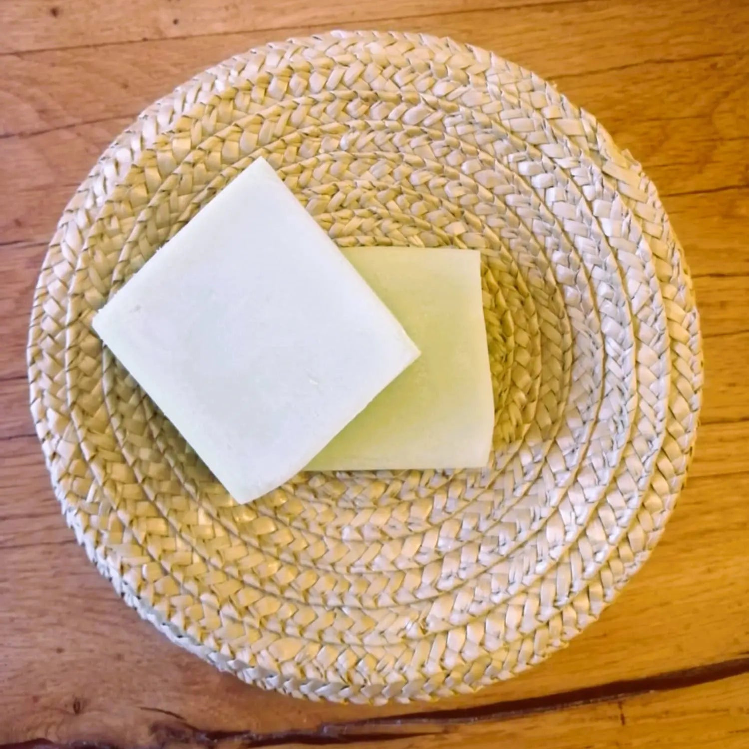 Image de Savon de rasage solide à l’argile blanche — senteur thé vert | Le sens des choses — boutique artisanale de savons et bougies parfumées naturels fabriqués en France