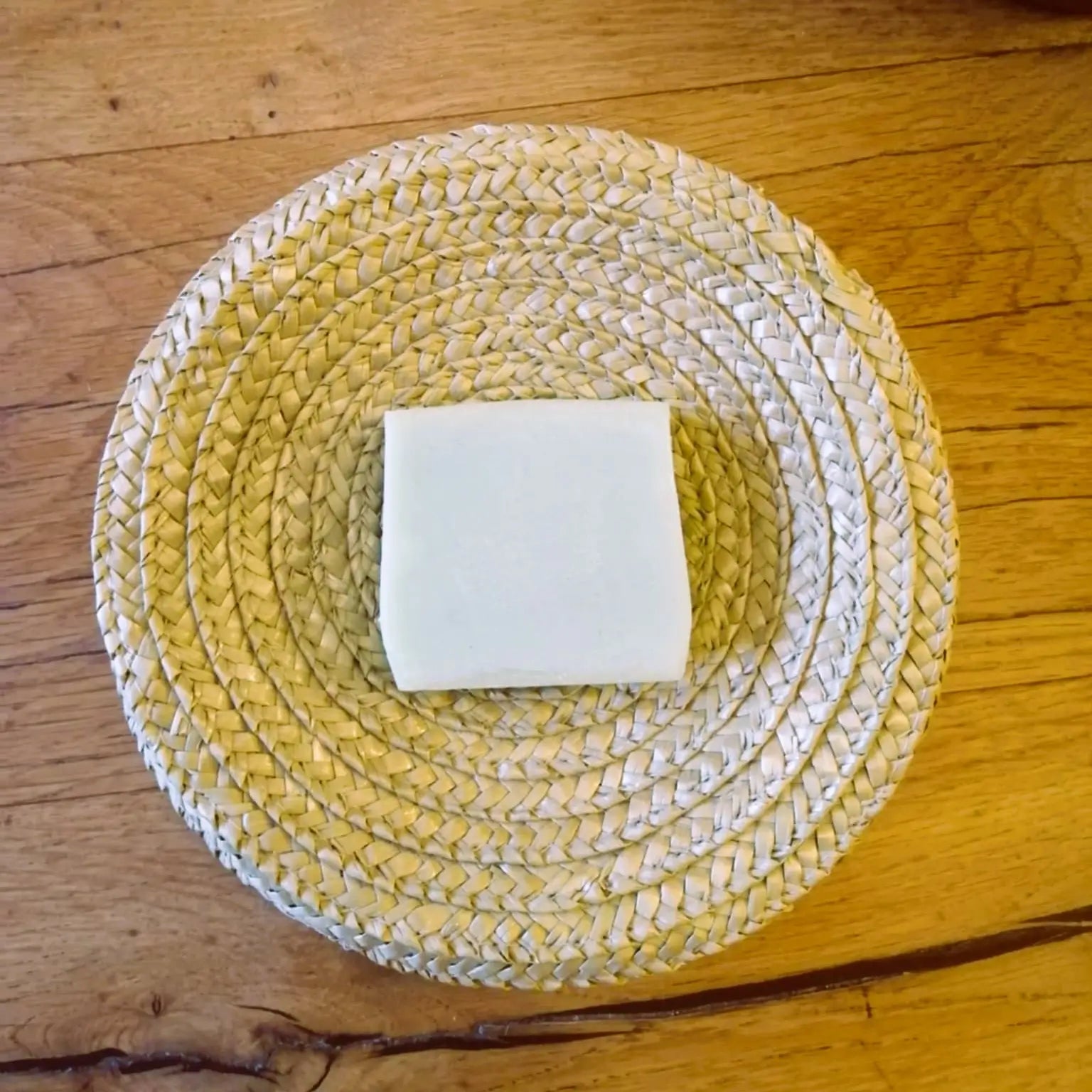 Image de Savon de rasage solide à l’argile blanche — senteur thé vert | Le sens des choses — boutique artisanale de savons et bougies parfumées naturels fabriqués en France