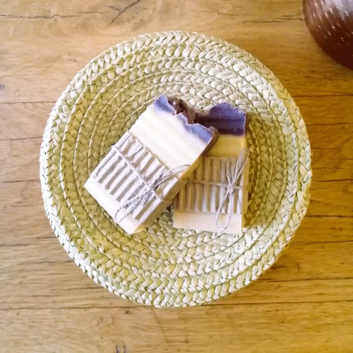 savon au soufre — purifiant & antibactérien | Le sens des choses, boutique en ligne de produits artisanaux, naturels et écoresponsables fabriqués en France ou en Europe.