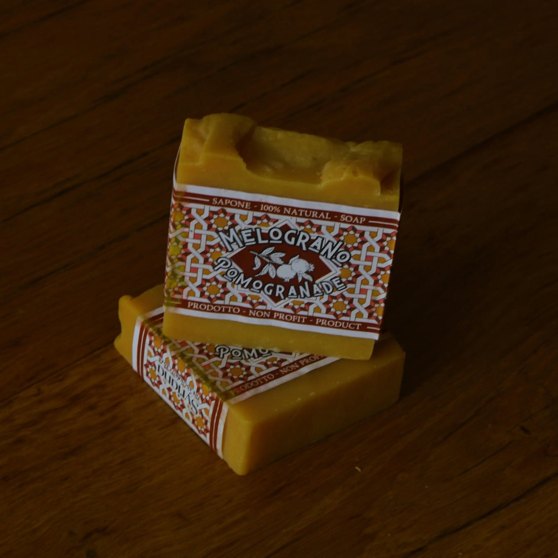 Image de Savon artisanal à l’huile de pépins de grenade | Le sens des choses — boutique artisanale de savons et bougies parfumées naturels fabriqués en France